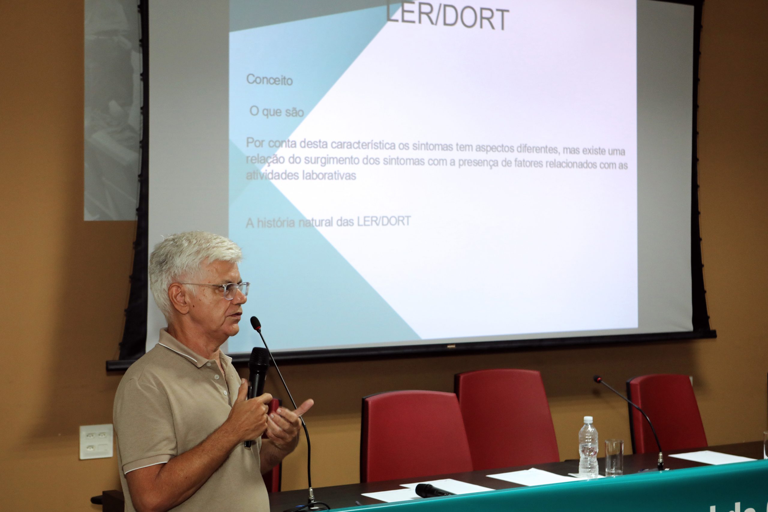 	 	 Mesa de debate sobre a LER/DORT realizado no Sindicato dos Químicos do ABC. Rua Senador Fláquer, 813 - Centro, Santo André - SP. Fotos Dino Santos.