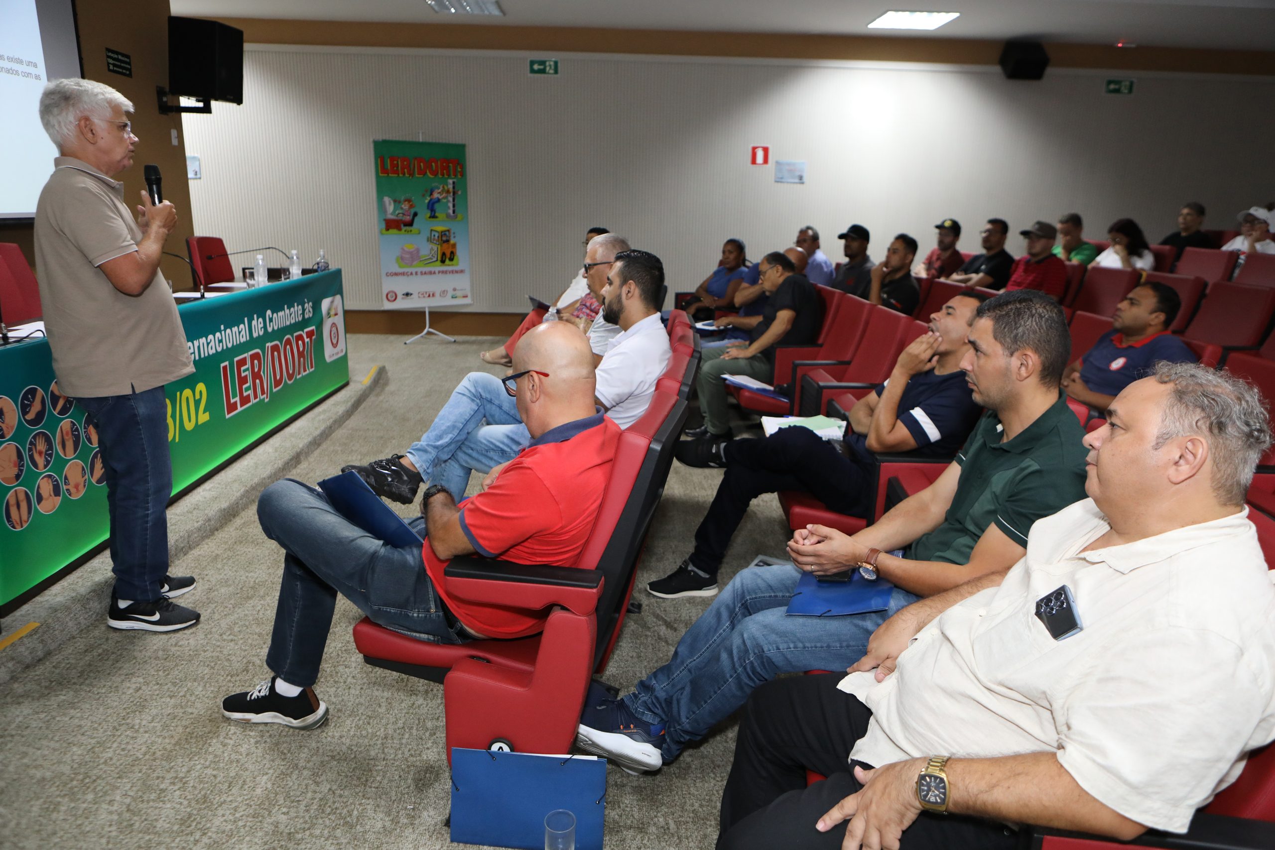 Mesa de debate sobre a LER/DORT realizado no Sindicato dos Químicos do ABC. Rua Senador Fláquer, 813 - Centro, Santo André - SP. Fotos Dino Santos.