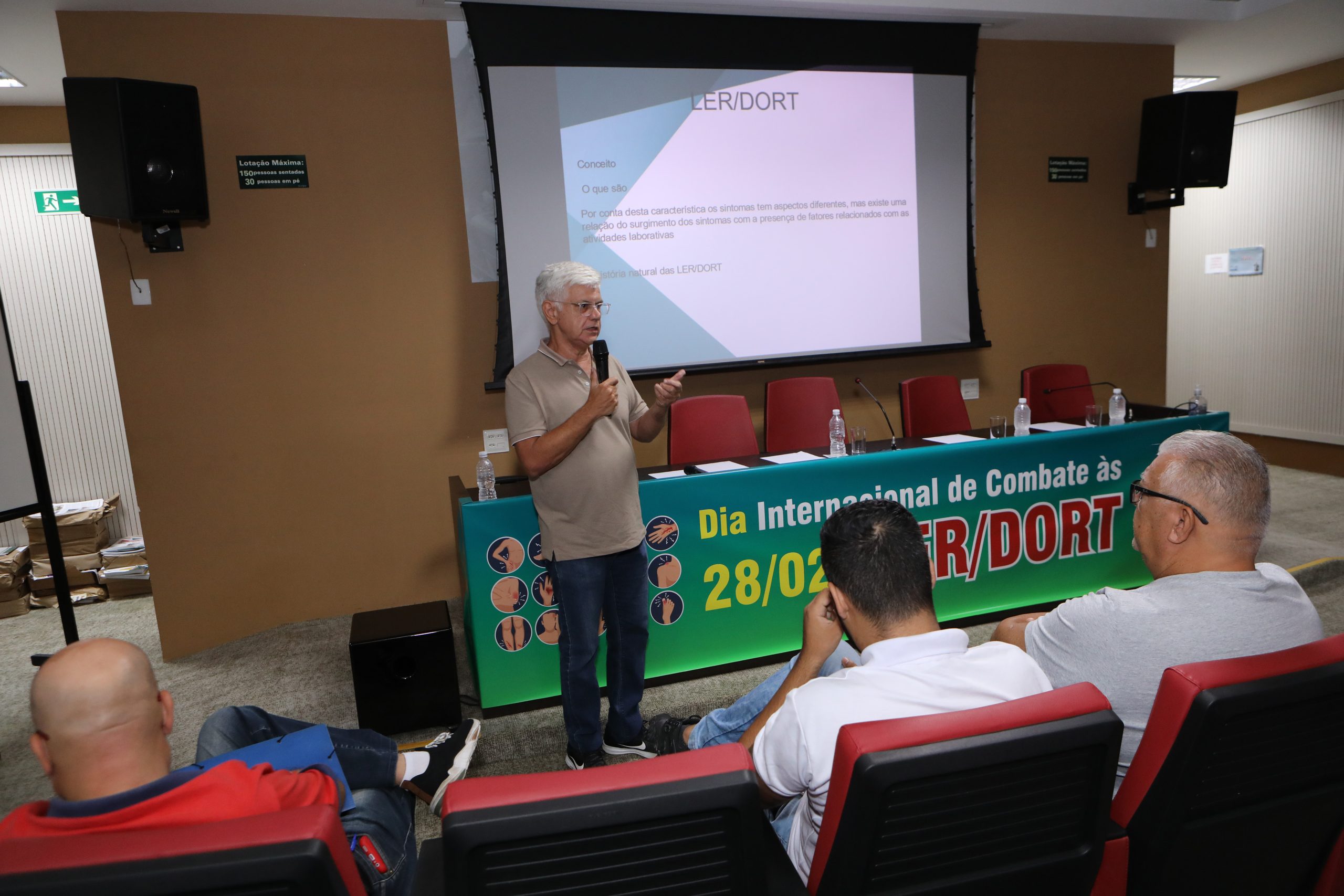 Mesa de debate sobre a LER/DORT realizado no Sindicato dos Químicos do ABC. Rua Senador Fláquer, 813 - Centro, Santo André - SP. Fotos Dino Santos.