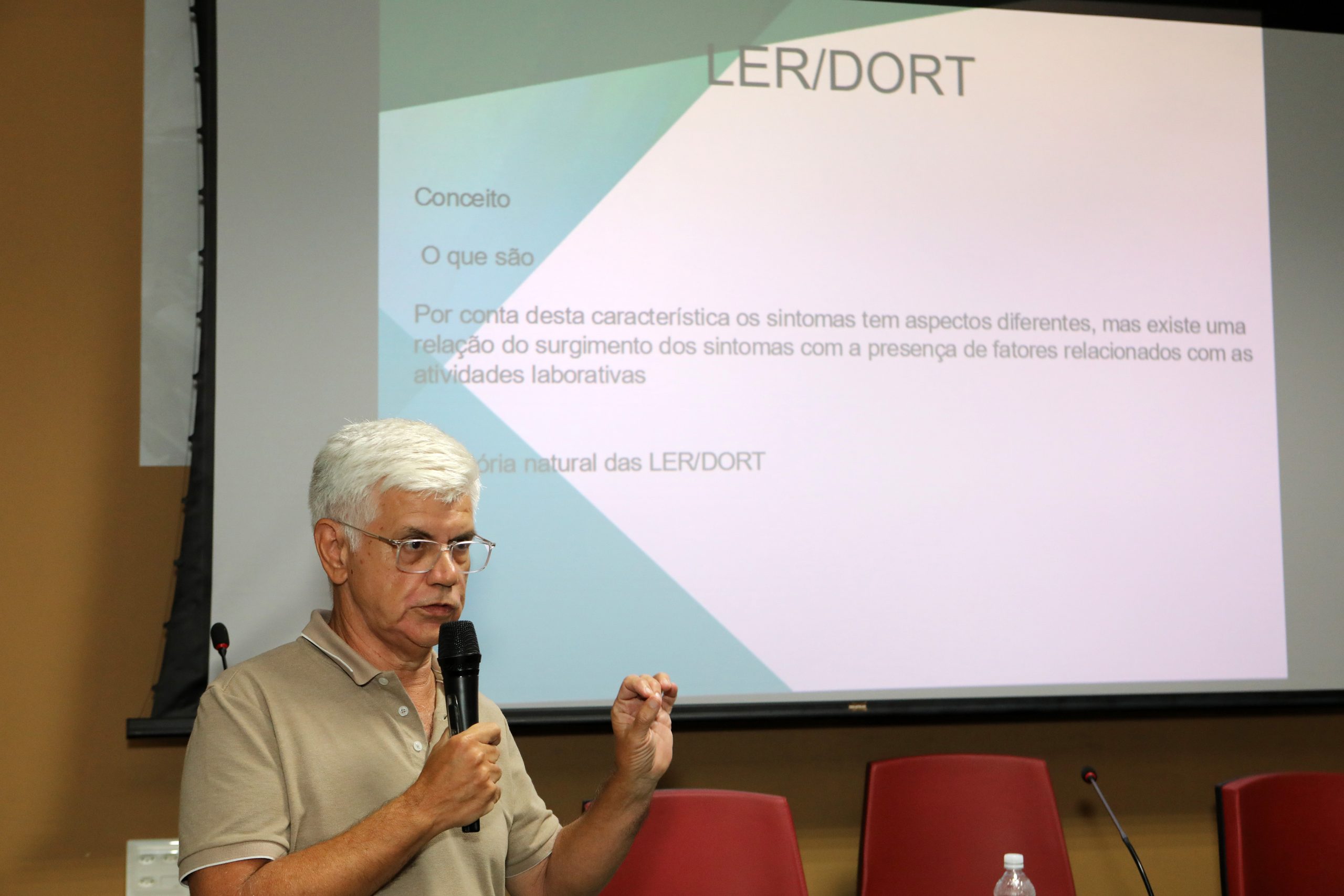 Mesa de debate sobre a LER/DORT realizado no Sindicato dos Químicos do ABC. Rua Senador Fláquer, 813 - Centro, Santo André - SP. Fotos Dino Santos.