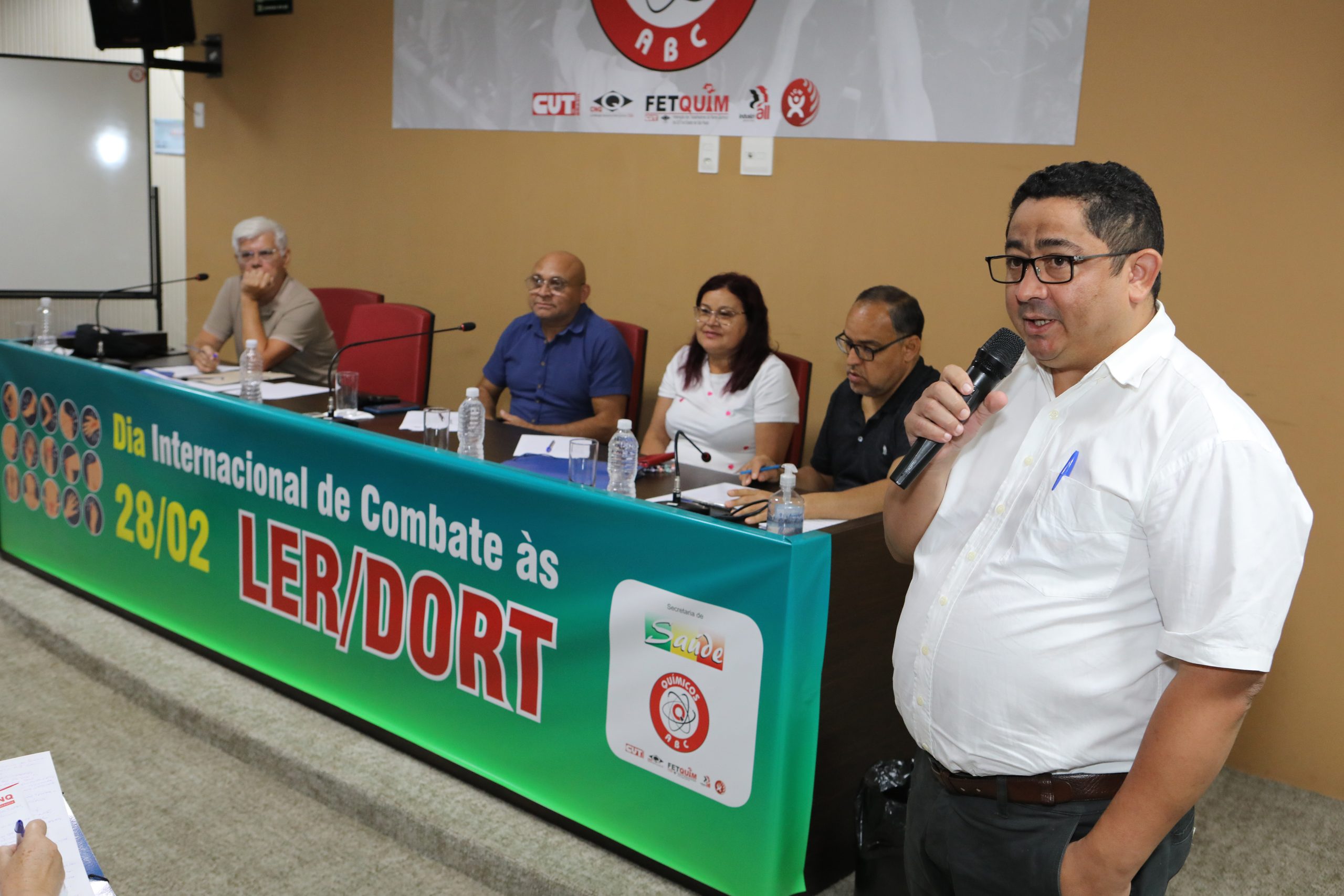 Mesa de debate sobre a LER/DORT realizado no Sindicato dos Químicos do ABC. Rua Senador Fláquer, 813 - Centro, Santo André - SP. Fotos Dino Santos.