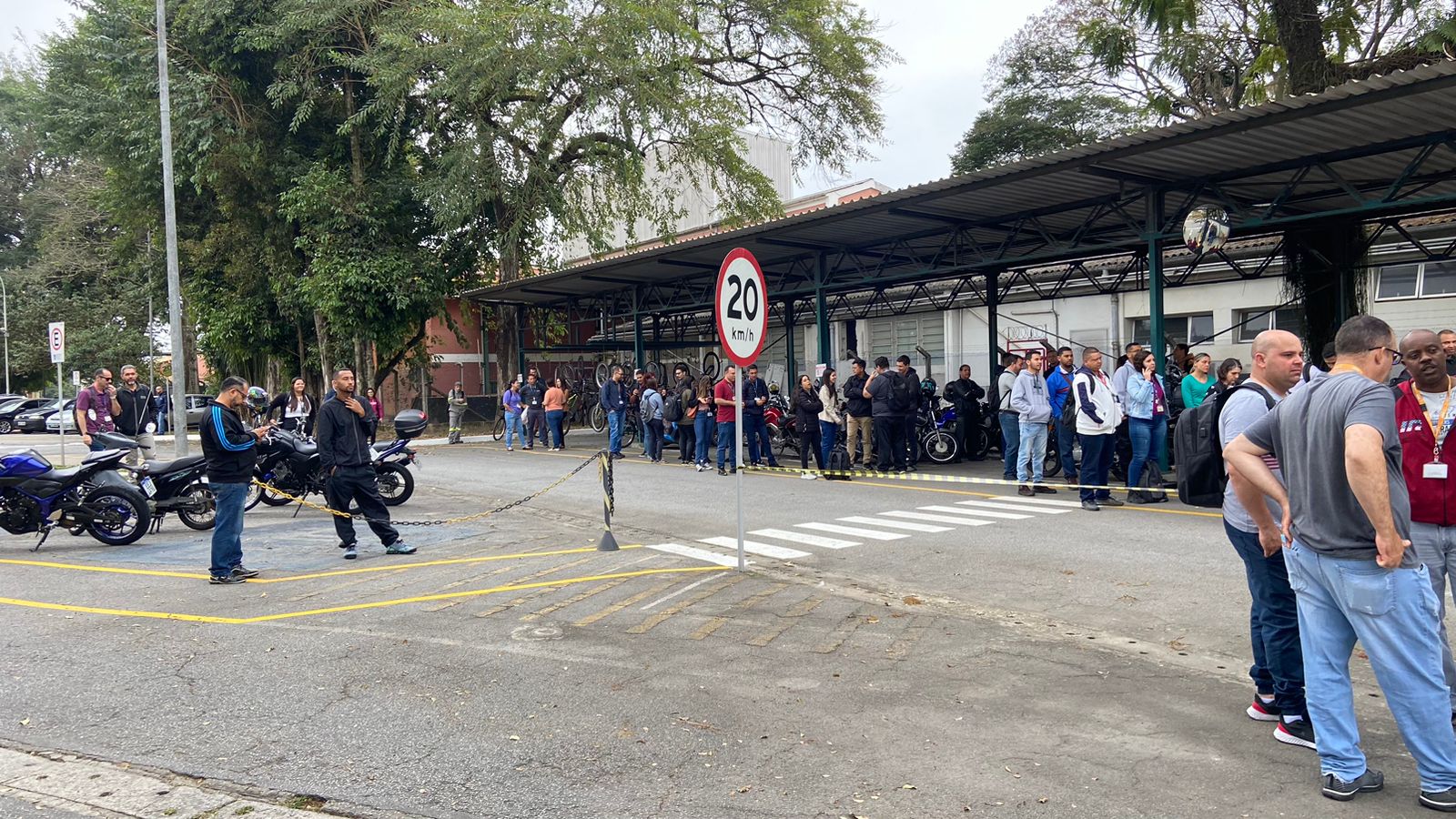 Trabalhadores da BASF Jacareí atrasam produção por duas horas em solidariedade à Greve na Demarchi