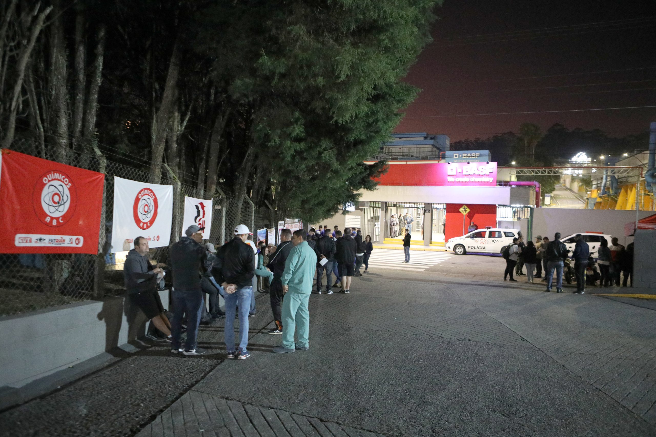 Ato de apoio à luta dos trabalhadores e trabalhadoras do Setor de Tintas Automotivas da BASF Demarchi com a participação de dirigentes internacionais da América do Sul e vários sindicatos da região, como Gráficos e Metalúrgicos, além das Federações Químicas e Metalúrgica de SP e CNQ. Fotos Dino Santos. Brasil_21_06_2024.