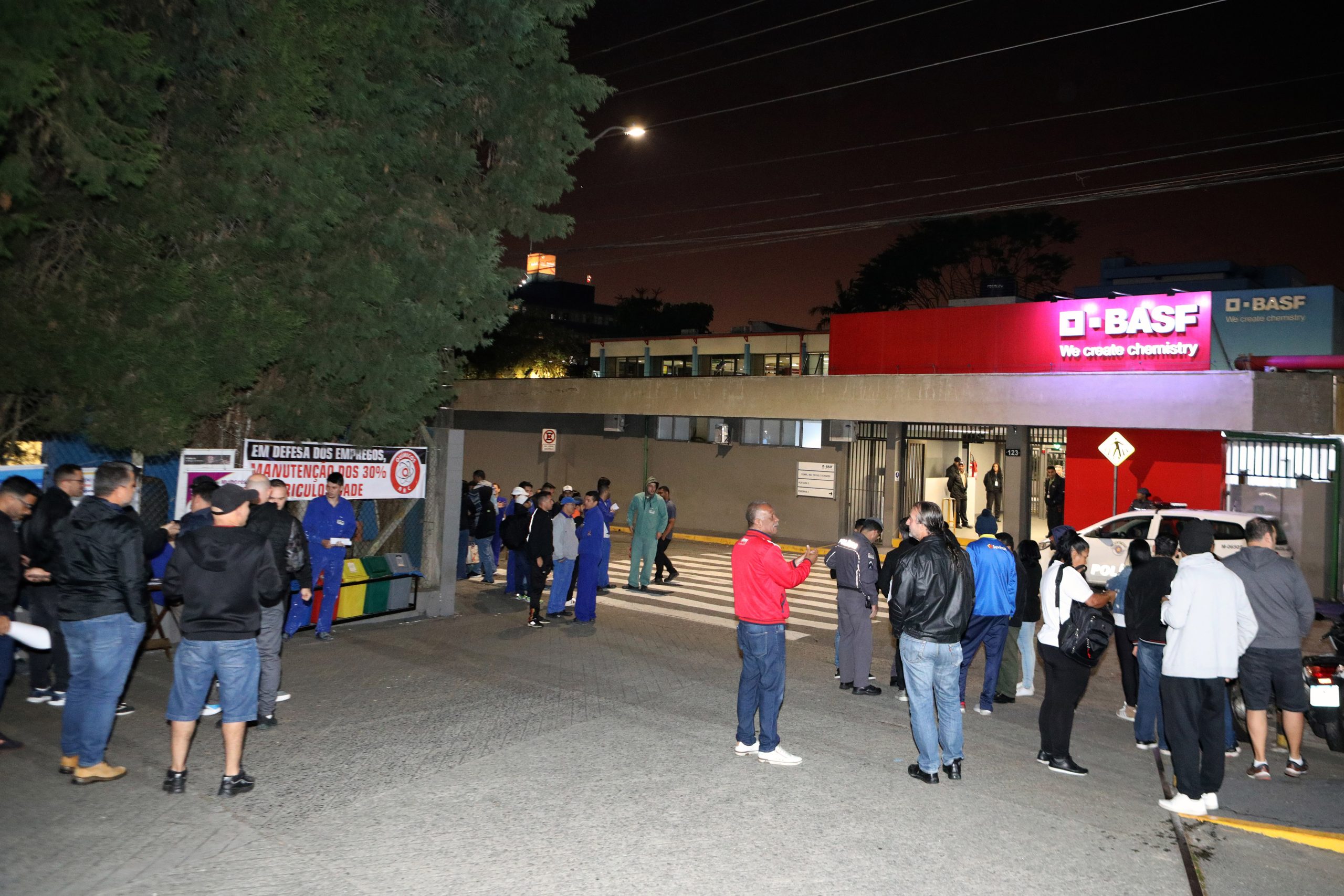 Ato de apoio à luta dos trabalhadores e trabalhadoras do Setor de Tintas Automotivas da BASF Demarchi com a participação de dirigentes internacionais da América do Sul e vários sindicatos da região, como Gráficos e Metalúrgicos, além das Federações Químicas e Metalúrgica de SP e CNQ. Fotos Dino Santos. Brasil_21_06_2024