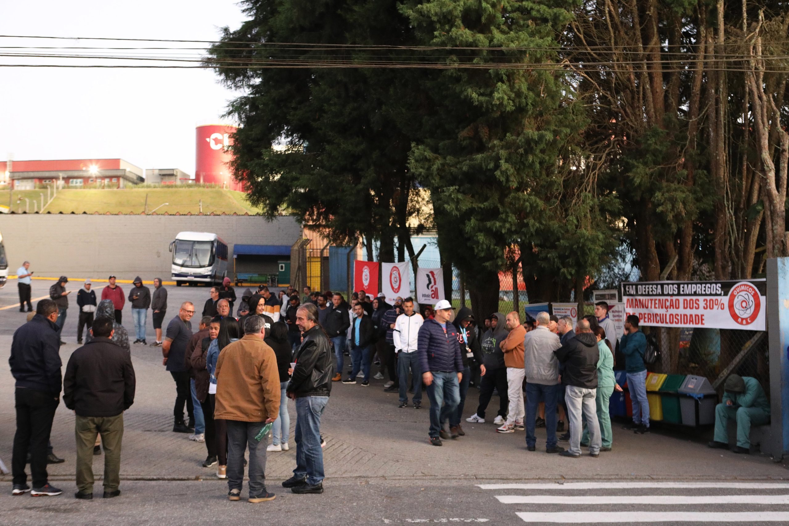 Ato de apoio à luta dos trabalhadores e trabalhadoras do Setor de Tintas Automotivas da BASF Demarchi com a participação de dirigentes internacionais da América do Sul e vários sindicatos da região, como Gráficos e Metalúrgicos, além das Federações Químicas e Metalúrgica de SP e CNQ. Fotos Dino Santos. Brasil_21_06_2024