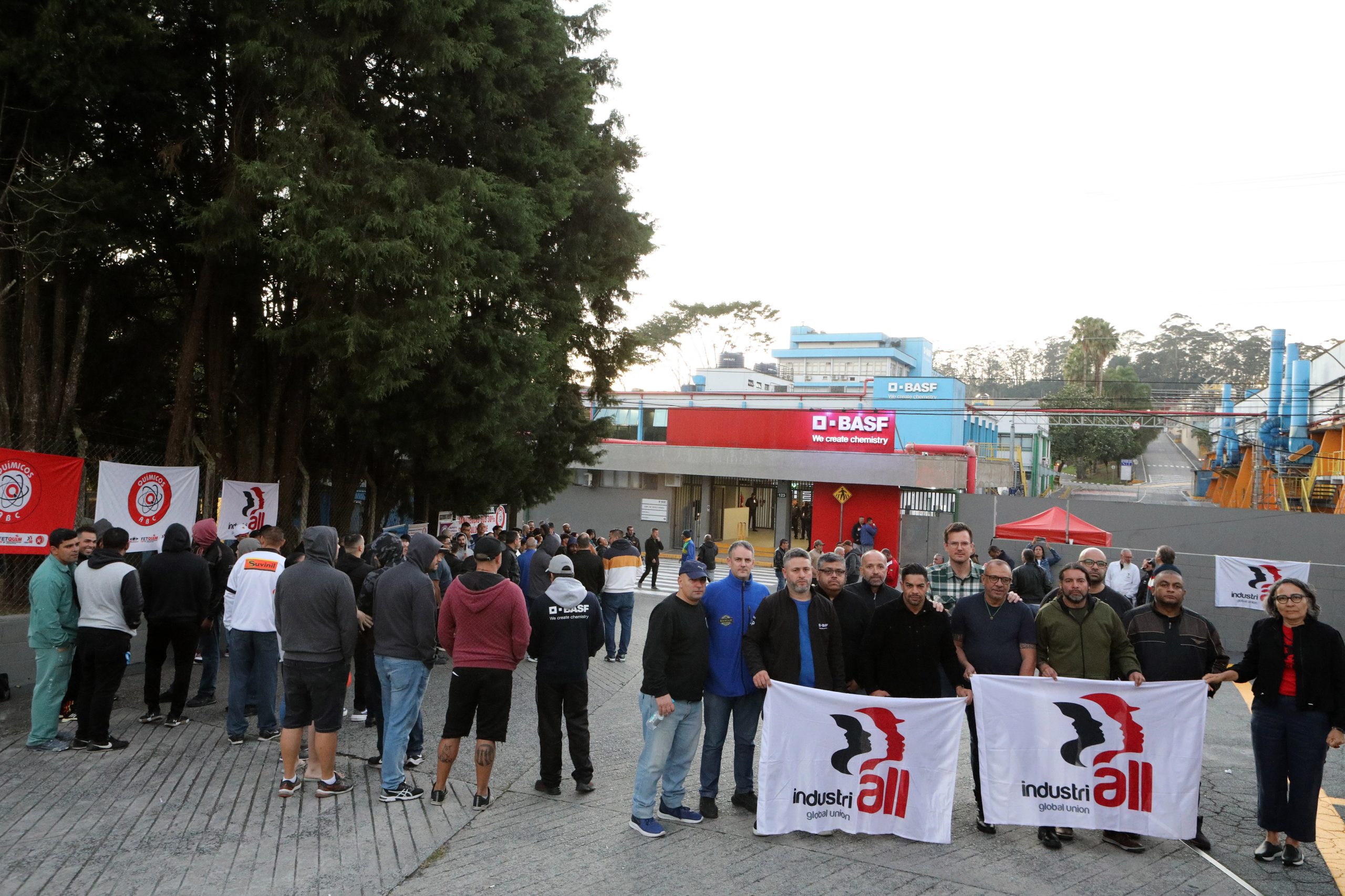 Ato de apoio à luta dos trabalhadores e trabalhadoras do Setor de Tintas Automotivas da BASF Demarchi com a participação de dirigentes internacionais da América do Sul e vários sindicatos da região, como Gráficos e Metalúrgicos, além das Federações Químicas e Metalúrgica de SP e CNQ. Fotos Dino Santos. Brasil_21_06_2024