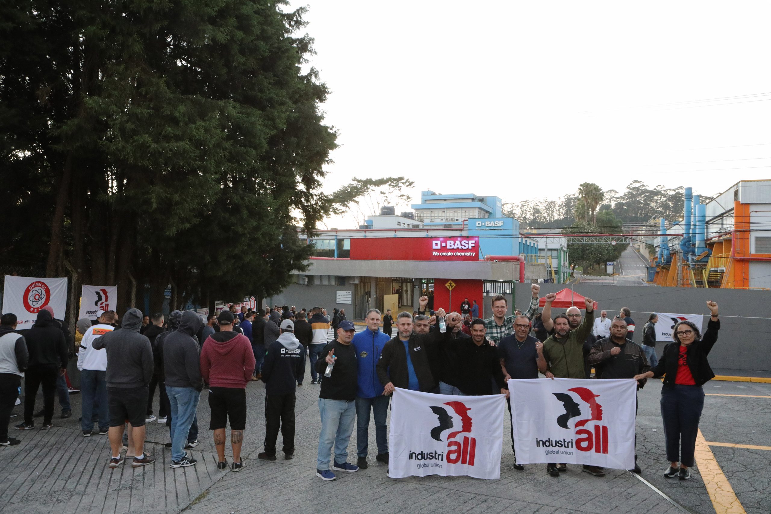 Ato de apoio à luta dos trabalhadores e trabalhadoras do Setor de Tintas Automotivas da BASF Demarchi com a participação de dirigentes internacionais da América do Sul e vários sindicatos da região, como Gráficos e Metalúrgicos, além das Federações Químicas e Metalúrgica de SP e CNQ. Fotos Dino Santos. Brasil_21_06_2024