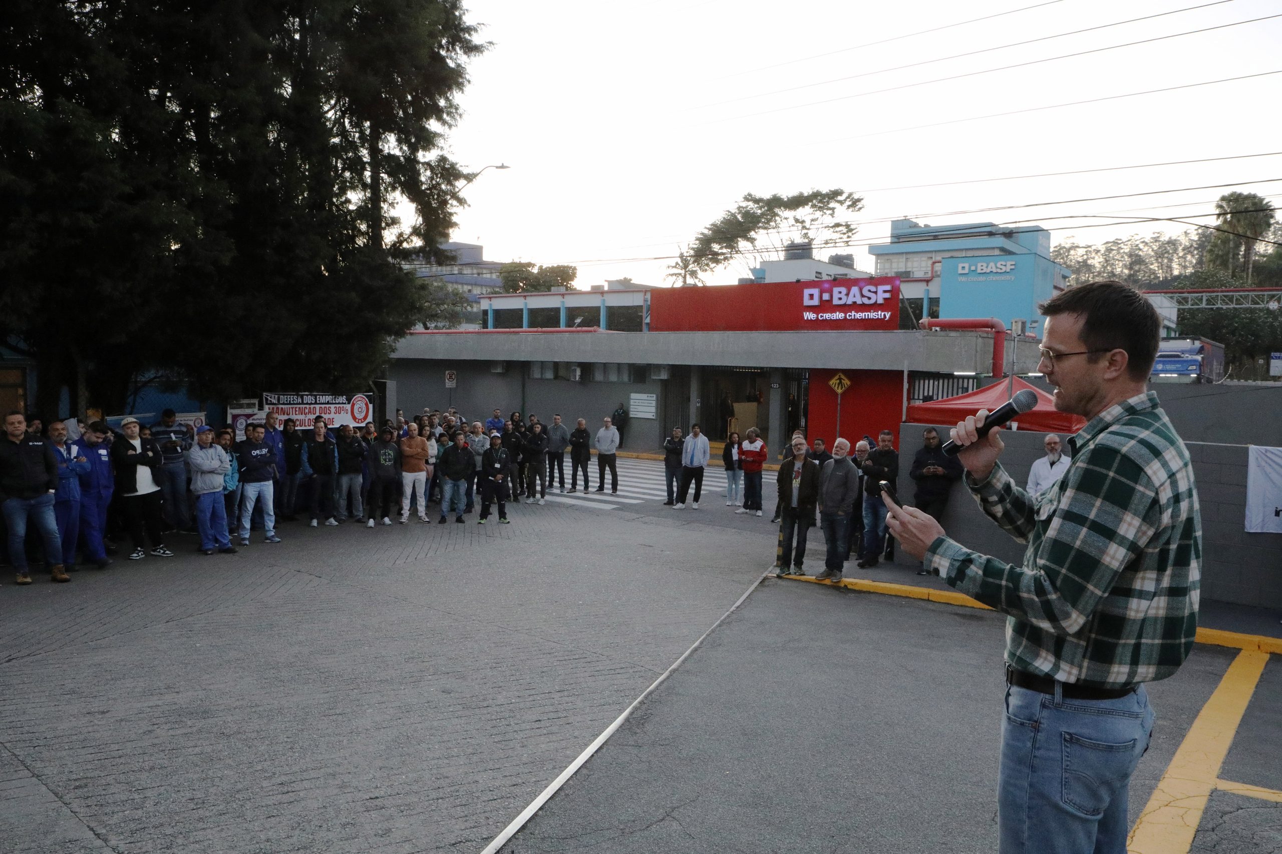 Ato de apoio à luta dos trabalhadores e trabalhadoras do Setor de Tintas Automotivas da BASF Demarchi com a participação de dirigentes internacionais da América do Sul e vários sindicatos da região, como Gráficos e Metalúrgicos, além das Federações Químicas e Metalúrgica de SP e CNQ. Fotos Dino Santos. Brasil_21_06_2024