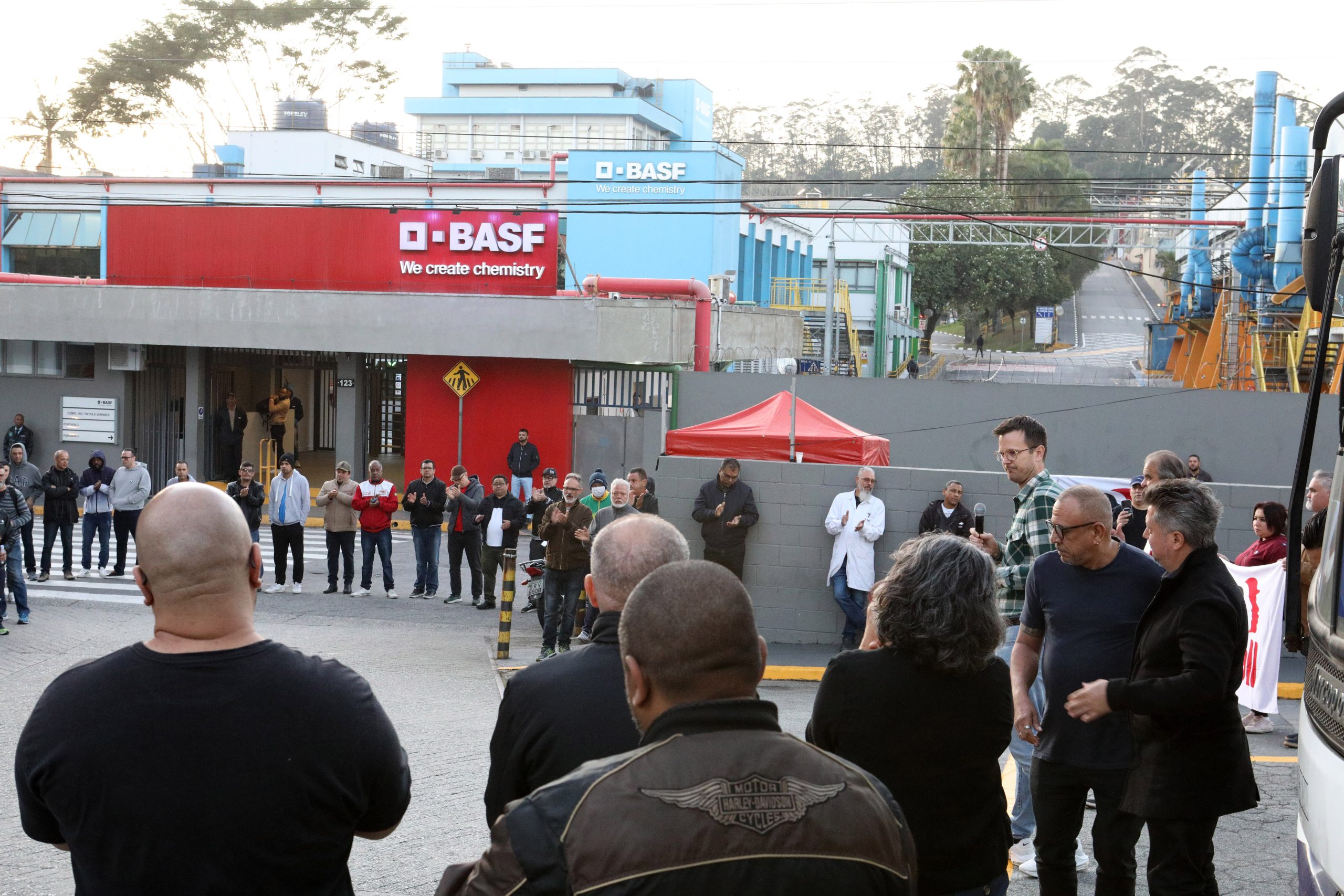 Ato de apoio à luta dos trabalhadores e trabalhadoras do Setor de Tintas Automotivas da BASF Demarchi com a participação de dirigentes internacionais da América do Sul e vários sindicatos da região, como Gráficos e Metalúrgicos, além das Federações Químicas e Metalúrgica de SP e CNQ. Fotos Dino Santos. Brasil_21_06_2024