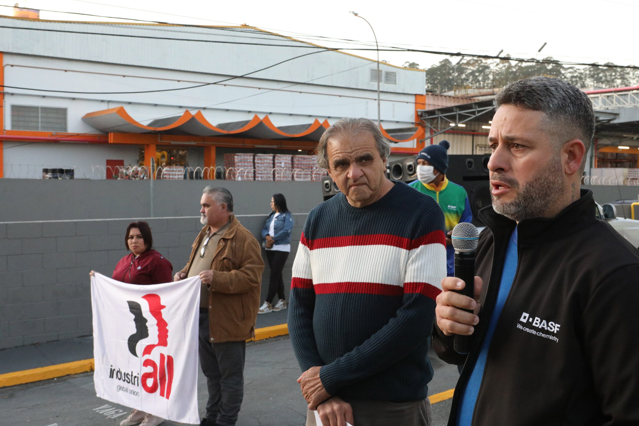 Ato de apoio à luta dos trabalhadores e trabalhadoras do Setor de Tintas Automotivas da BASF Demarchi com a participação de dirigentes internacionais da América do Sul e vários sindicatos da região, como Gráficos e Metalúrgicos, além das Federações Químicas e Metalúrgica de SP e CNQ. Fotos Dino Santos. Brasil_21_06_2024