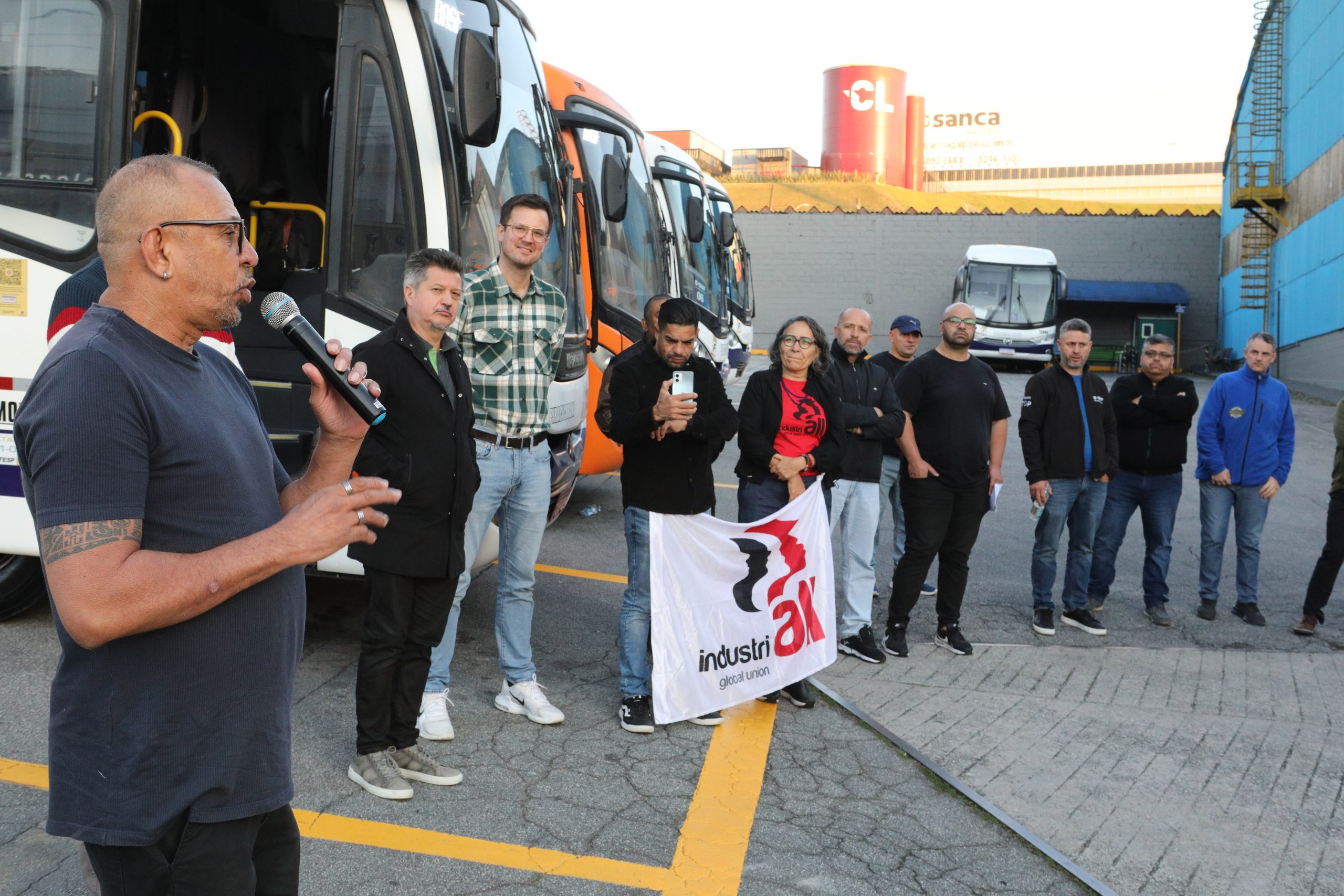 Ato de apoio à luta dos trabalhadores e trabalhadoras do Setor de Tintas Automotivas da BASF Demarchi com a participação de dirigentes internacionais da América do Sul e vários sindicatos da região, como Gráficos e Metalúrgicos, além das Federações Químicas e Metalúrgica de SP e CNQ. Fotos Dino Santos. Brasil_21_06_2024