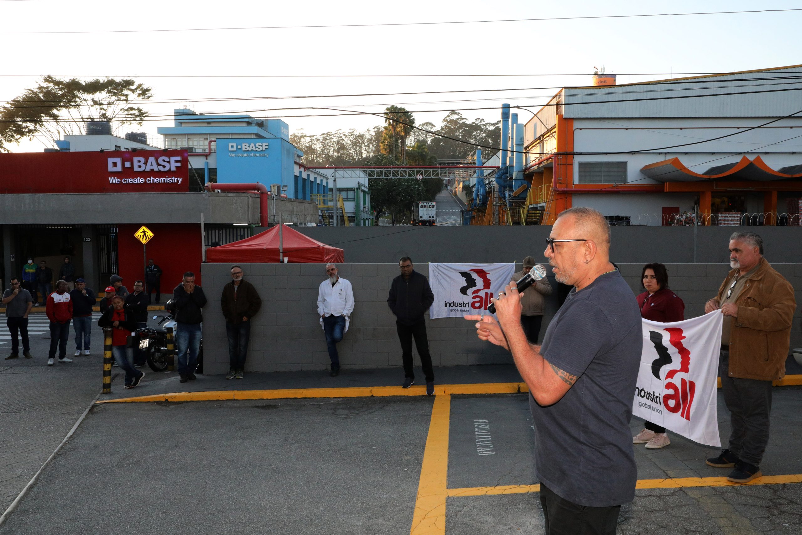 Ato de apoio à luta dos trabalhadores e trabalhadoras do Setor de Tintas Automotivas da BASF Demarchi com a participação de dirigentes internacionais da América do Sul e vários sindicatos da região, como Gráficos e Metalúrgicos, além das Federações Químicas e Metalúrgica de SP e CNQ. Fotos Dino Santos. Brasil_21_06_2024