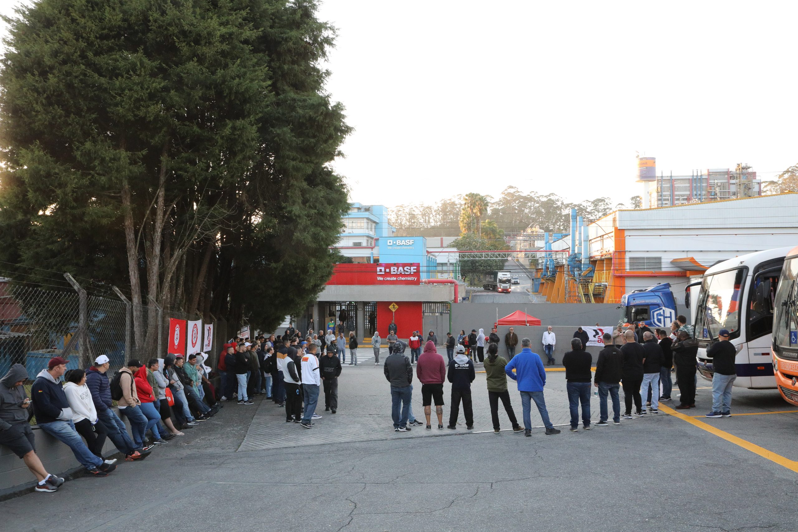 Ato de apoio à luta dos trabalhadores e trabalhadoras do Setor de Tintas Automotivas da BASF Demarchi com a participação de dirigentes internacionais da América do Sul e vários sindicatos da região, como Gráficos e Metalúrgicos, além das Federações Químicas e Metalúrgica de SP e CNQ. Fotos Dino Santos. Brasil_21_06_2024