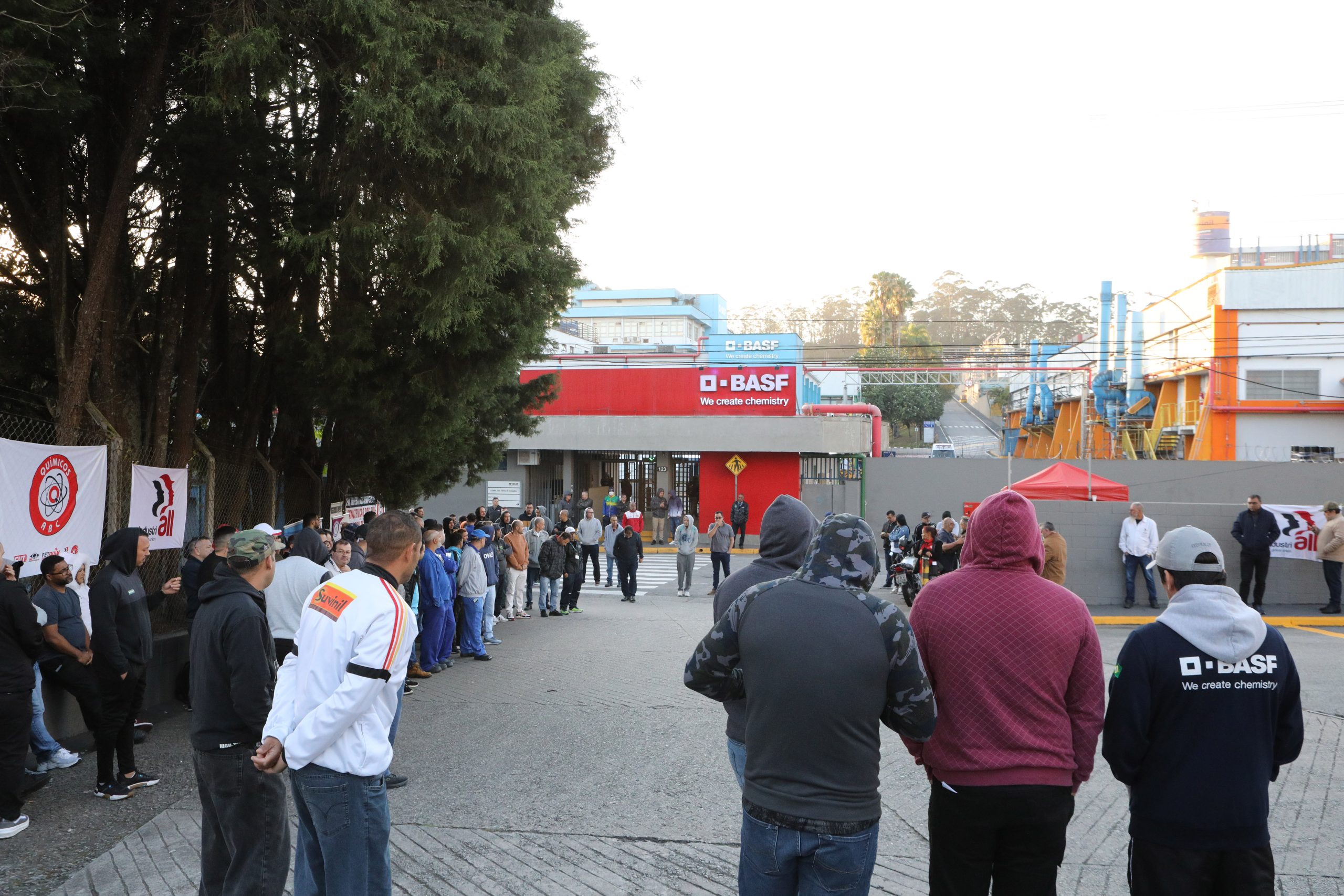 Ato de apoio à luta dos trabalhadores e trabalhadoras do Setor de Tintas Automotivas da BASF Demarchi com a participação de dirigentes internacionais da América do Sul e vários sindicatos da região, como Gráficos e Metalúrgicos, além das Federações Químicas e Metalúrgica de SP e CNQ. Fotos Dino Santos. Brasil_21_06_2024