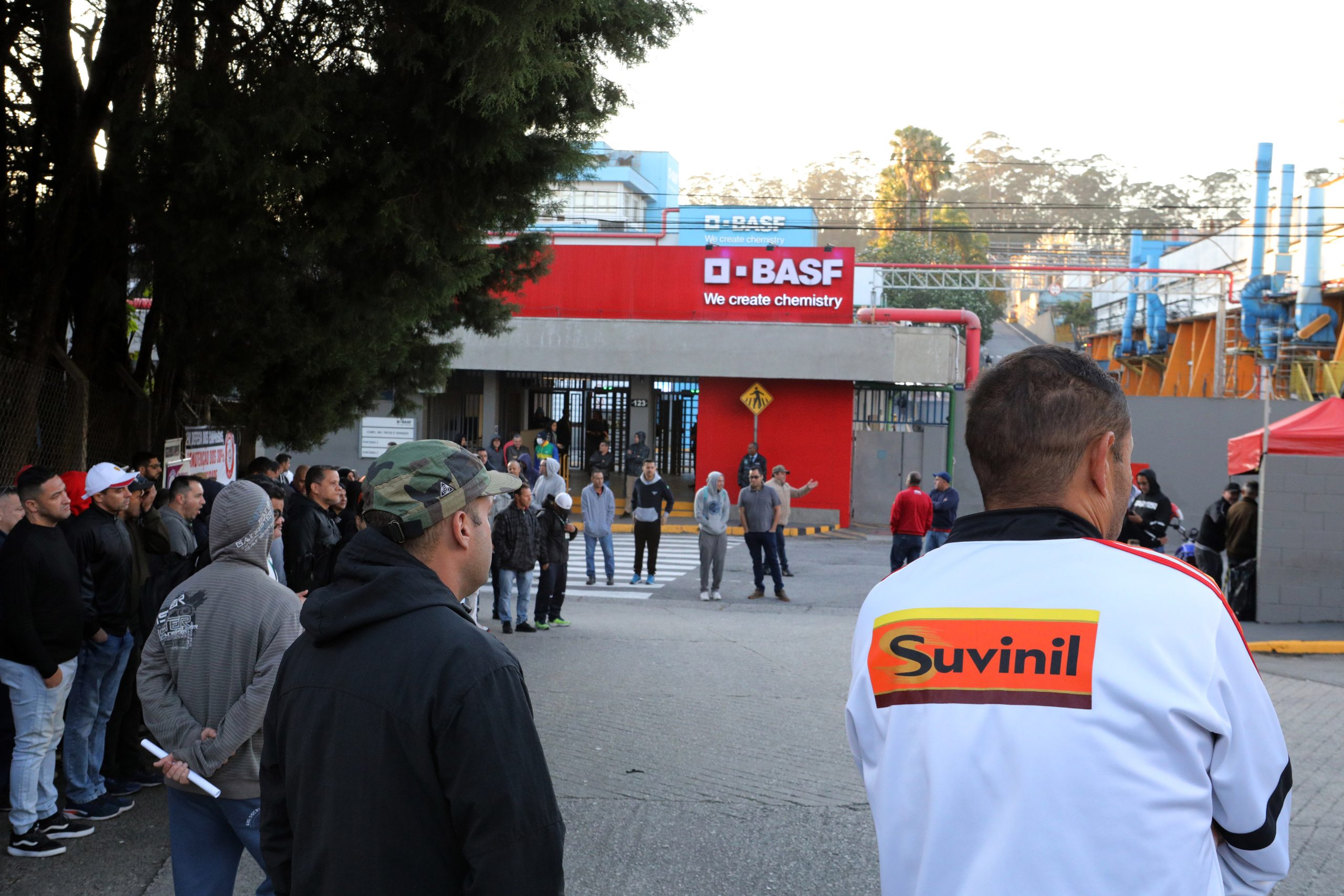 Ato de apoio à luta dos trabalhadores e trabalhadoras do Setor de Tintas Automotivas da BASF Demarchi com a participação de dirigentes internacionais da América do Sul e vários sindicatos da região, como Gráficos e Metalúrgicos, além das Federações Químicas e Metalúrgica de SP e CNQ. Fotos Dino Santos. Brasil_21_06_2024