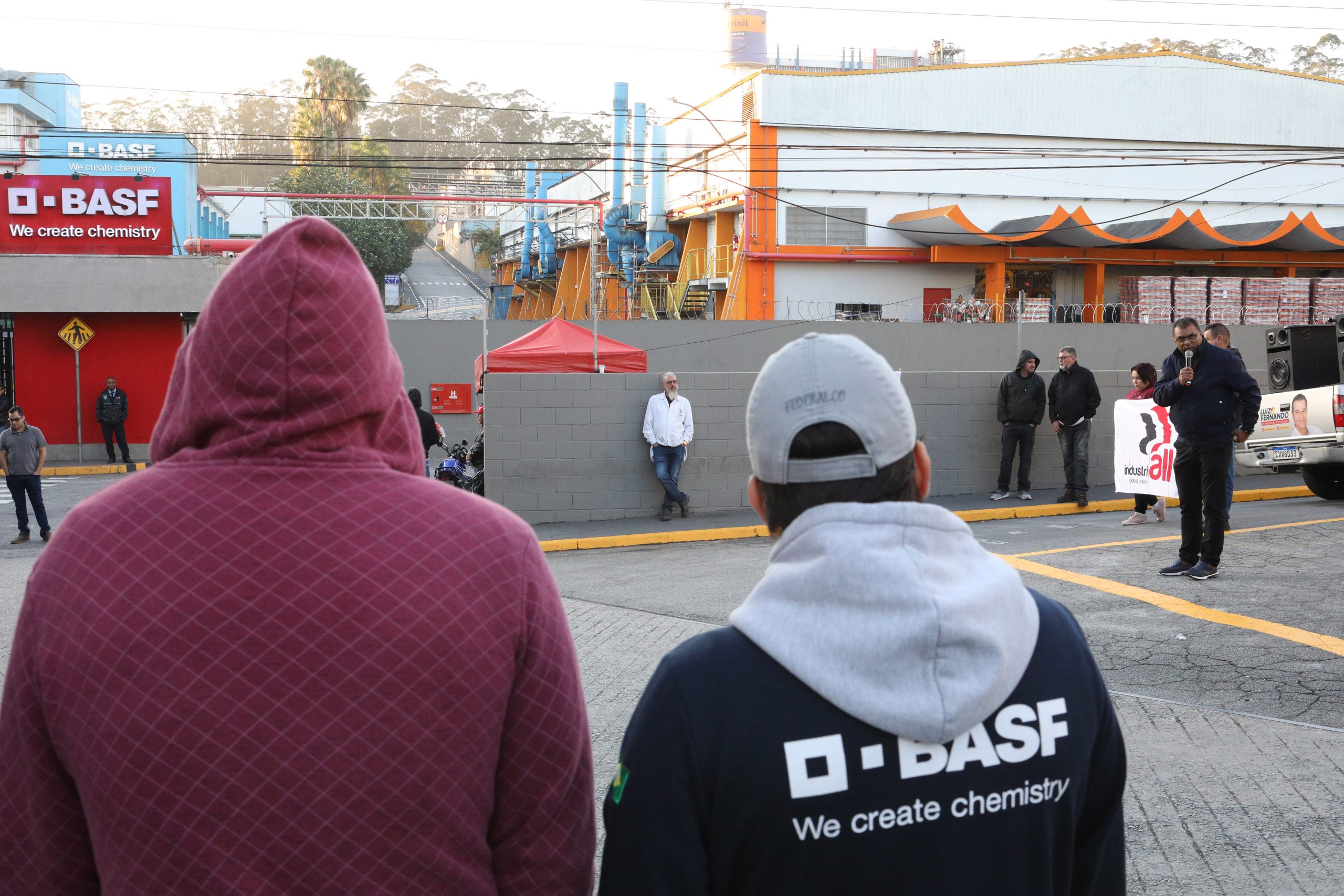 Ato de apoio à luta dos trabalhadores e trabalhadoras do Setor de Tintas Automotivas da BASF Demarchi com a participação de dirigentes internacionais da América do Sul e vários sindicatos da região, como Gráficos e Metalúrgicos, além das Federações Químicas e Metalúrgica de SP e CNQ. Fotos Dino Santos. Brasil_21_06_2024