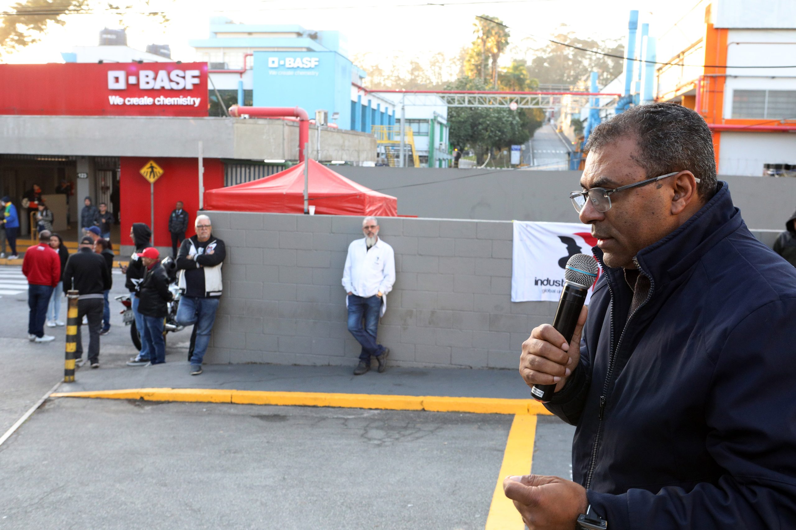 Ato de apoio à luta dos trabalhadores e trabalhadoras do Setor de Tintas Automotivas da BASF Demarchi com a participação de dirigentes internacionais da América do Sul e vários sindicatos da região, como Gráficos e Metalúrgicos, além das Federações Químicas e Metalúrgica de SP e CNQ. Fotos Dino Santos. Brasil_21_06_2024