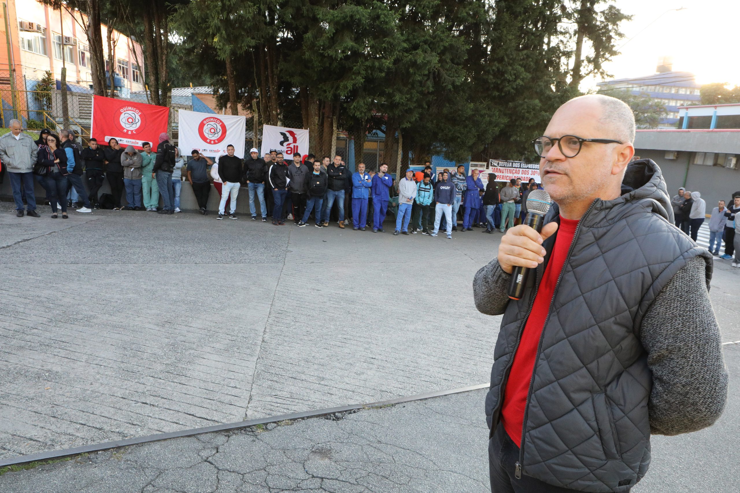 Ato de apoio à luta dos trabalhadores e trabalhadoras do Setor de Tintas Automotivas da BASF Demarchi com a participação de dirigentes internacionais da América do Sul e vários sindicatos da região, como Gráficos e Metalúrgicos, além das Federações Químicas e Metalúrgica de SP e CNQ. Fotos Dino Santos. Brasil_21_06_2024