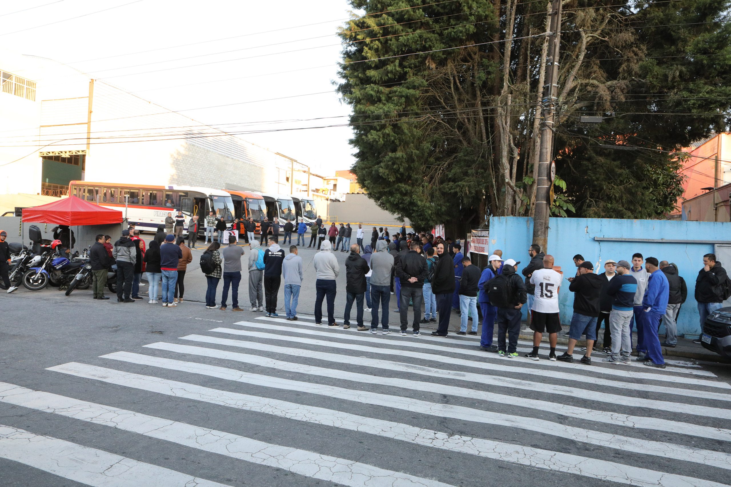 Ato de apoio à luta dos trabalhadores e trabalhadoras do Setor de Tintas Automotivas da BASF Demarchi com a participação de dirigentes internacionais da América do Sul e vários sindicatos da região, como Gráficos e Metalúrgicos, além das Federações Químicas e Metalúrgica de SP e CNQ. Fotos Dino Santos. Brasil_21_06_2024