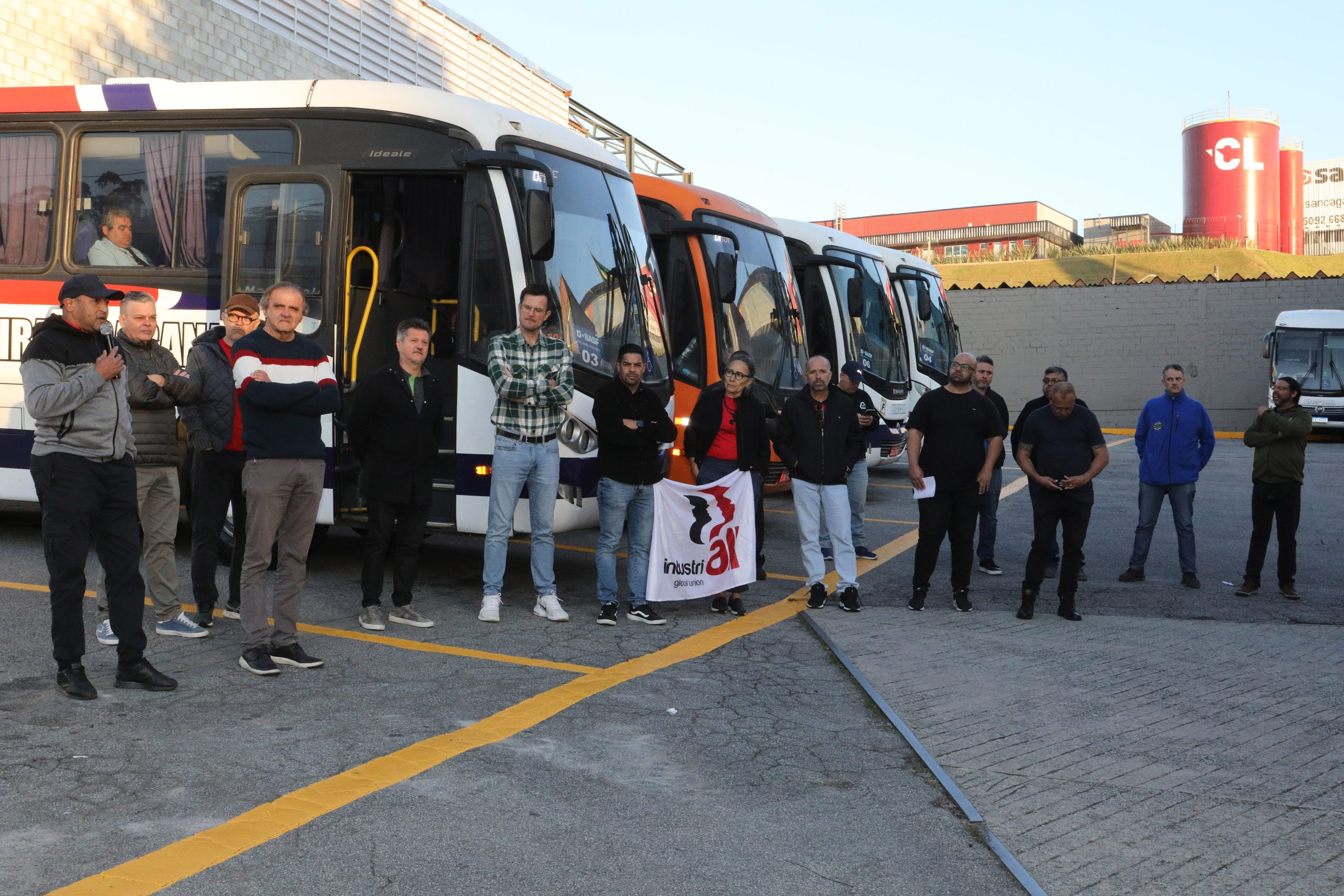 Ato de apoio à luta dos trabalhadores e trabalhadoras do Setor de Tintas Automotivas da BASF Demarchi com a participação de dirigentes internacionais da América do Sul e vários sindicatos da região, como Gráficos e Metalúrgicos, além das Federações Químicas e Metalúrgica de SP e CNQ. Fotos Dino Santos. Brasil_21_06_2024