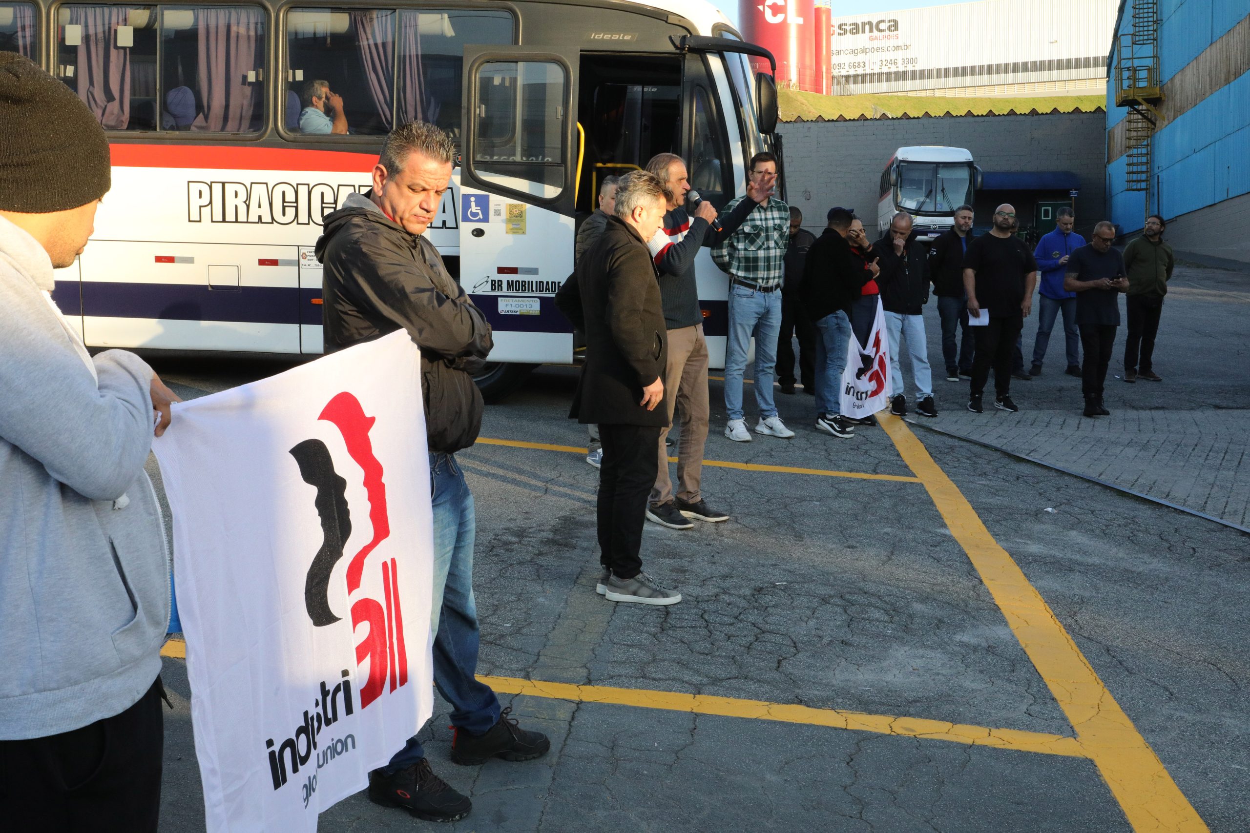 Ato de apoio à luta dos trabalhadores e trabalhadoras do Setor de Tintas Automotivas da BASF Demarchi com a participação de dirigentes internacionais da América do Sul e vários sindicatos da região, como Gráficos e Metalúrgicos, além das Federações Químicas e Metalúrgica de SP e CNQ. Fotos Dino Santos. Brasil_21_06_2024