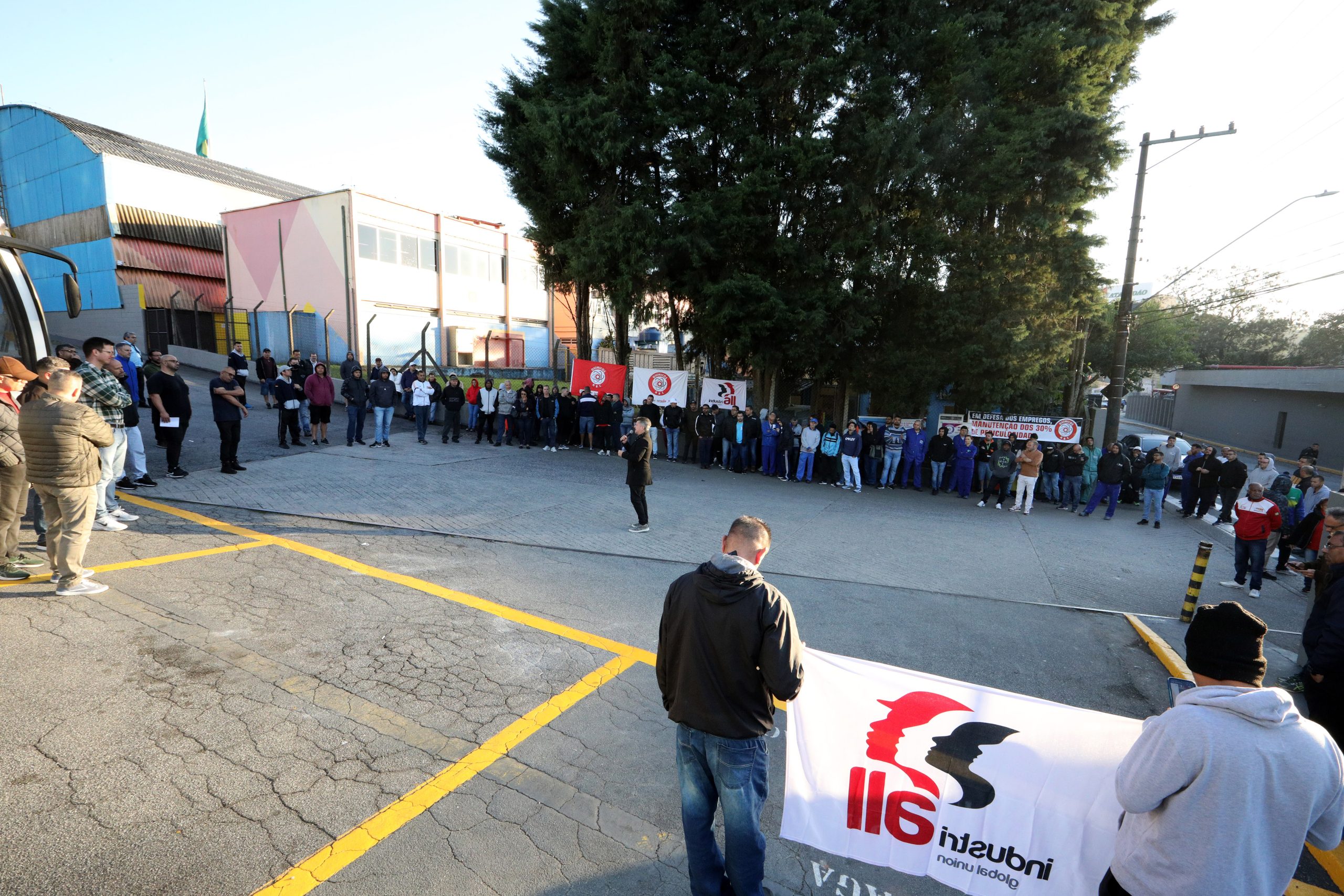 Ato de apoio à luta dos trabalhadores e trabalhadoras do Setor de Tintas Automotivas da BASF Demarchi com a participação de dirigentes internacionais da América do Sul e vários sindicatos da região, como Gráficos e Metalúrgicos, além das Federações Químicas e Metalúrgica de SP e CNQ. Fotos Dino Santos. Brasil_21_06_2024