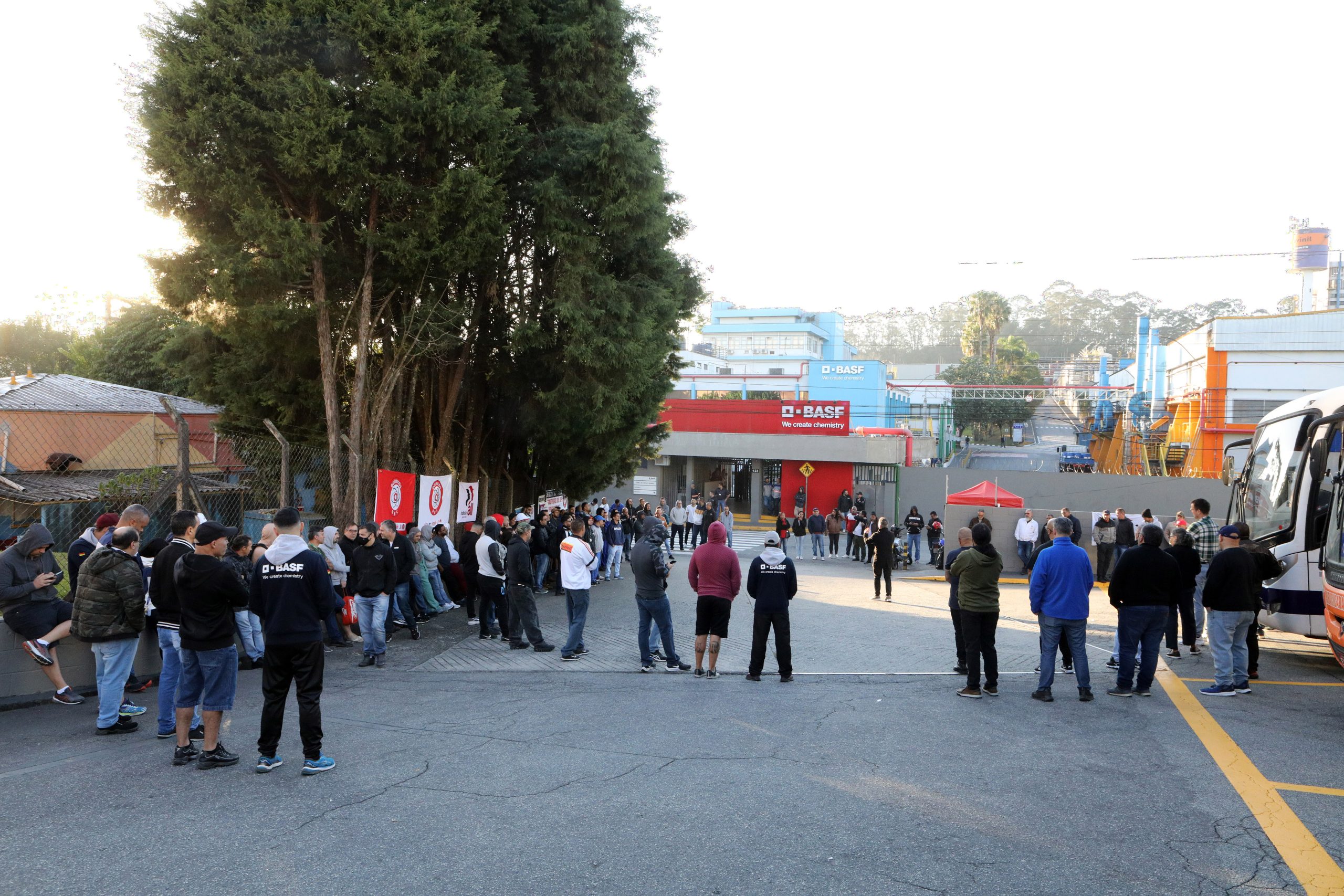 Ato de apoio à luta dos trabalhadores e trabalhadoras do Setor de Tintas Automotivas da BASF Demarchi com a participação de dirigentes internacionais da América do Sul e vários sindicatos da região, como Gráficos e Metalúrgicos, além das Federações Químicas e Metalúrgica de SP e CNQ. Fotos Dino Santos. Brasil_21_06_2024