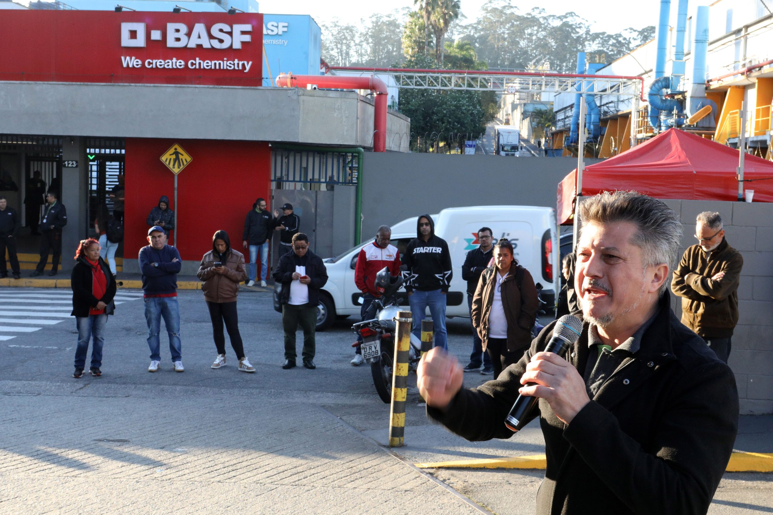 Ato de apoio à luta dos trabalhadores e trabalhadoras do Setor de Tintas Automotivas da BASF Demarchi com a participação de dirigentes internacionais da América do Sul e vários sindicatos da região, como Gráficos e Metalúrgicos, além das Federações Químicas e Metalúrgica de SP e CNQ. Fotos Dino Santos. Brasil_21_06_2024