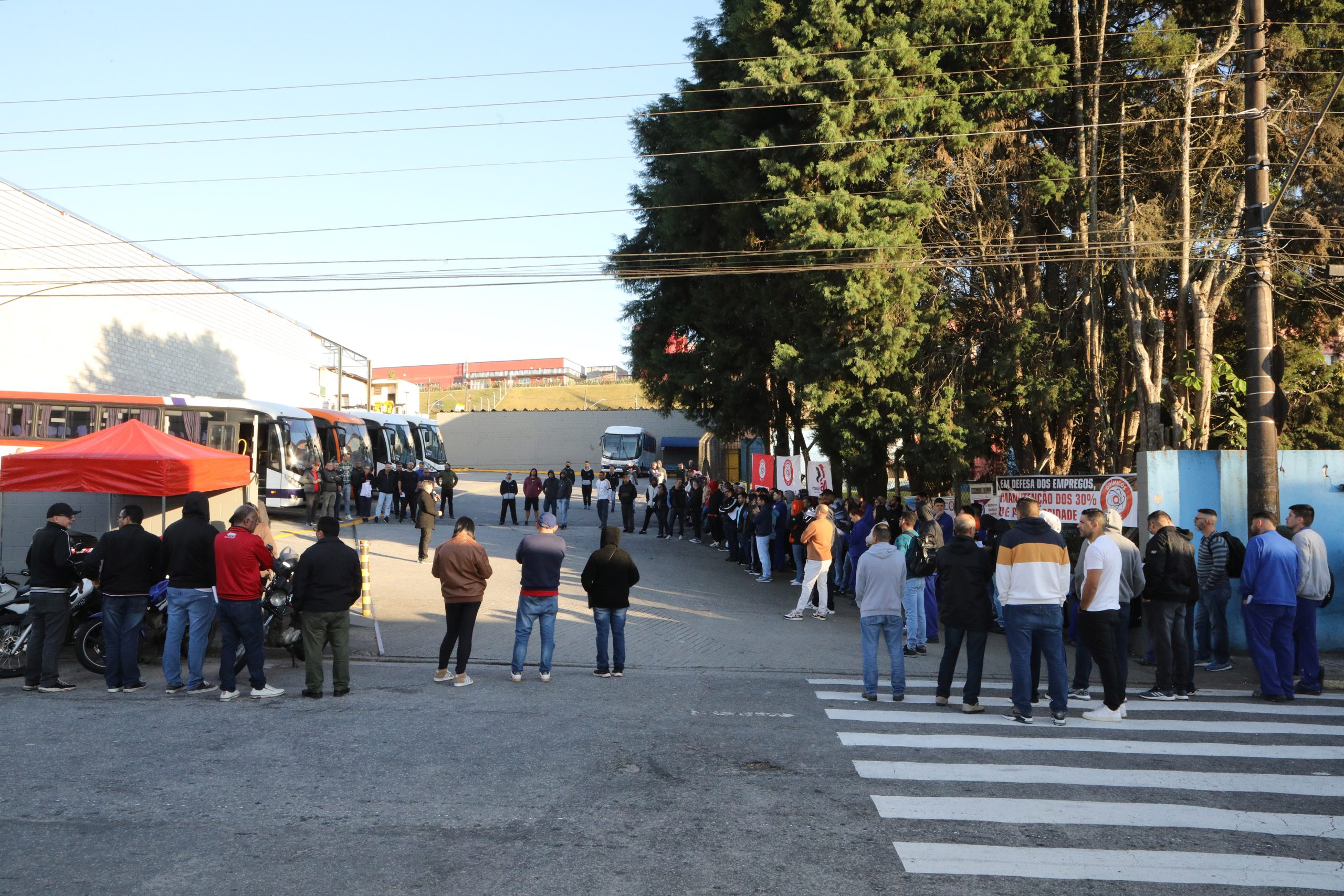 Ato de apoio à luta dos trabalhadores e trabalhadoras do Setor de Tintas Automotivas da BASF Demarchi com a participação de dirigentes internacionais da América do Sul e vários sindicatos da região, como Gráficos e Metalúrgicos, além das Federações Químicas e Metalúrgica de SP e CNQ. Fotos Dino Santos. Brasil_21_06_2024