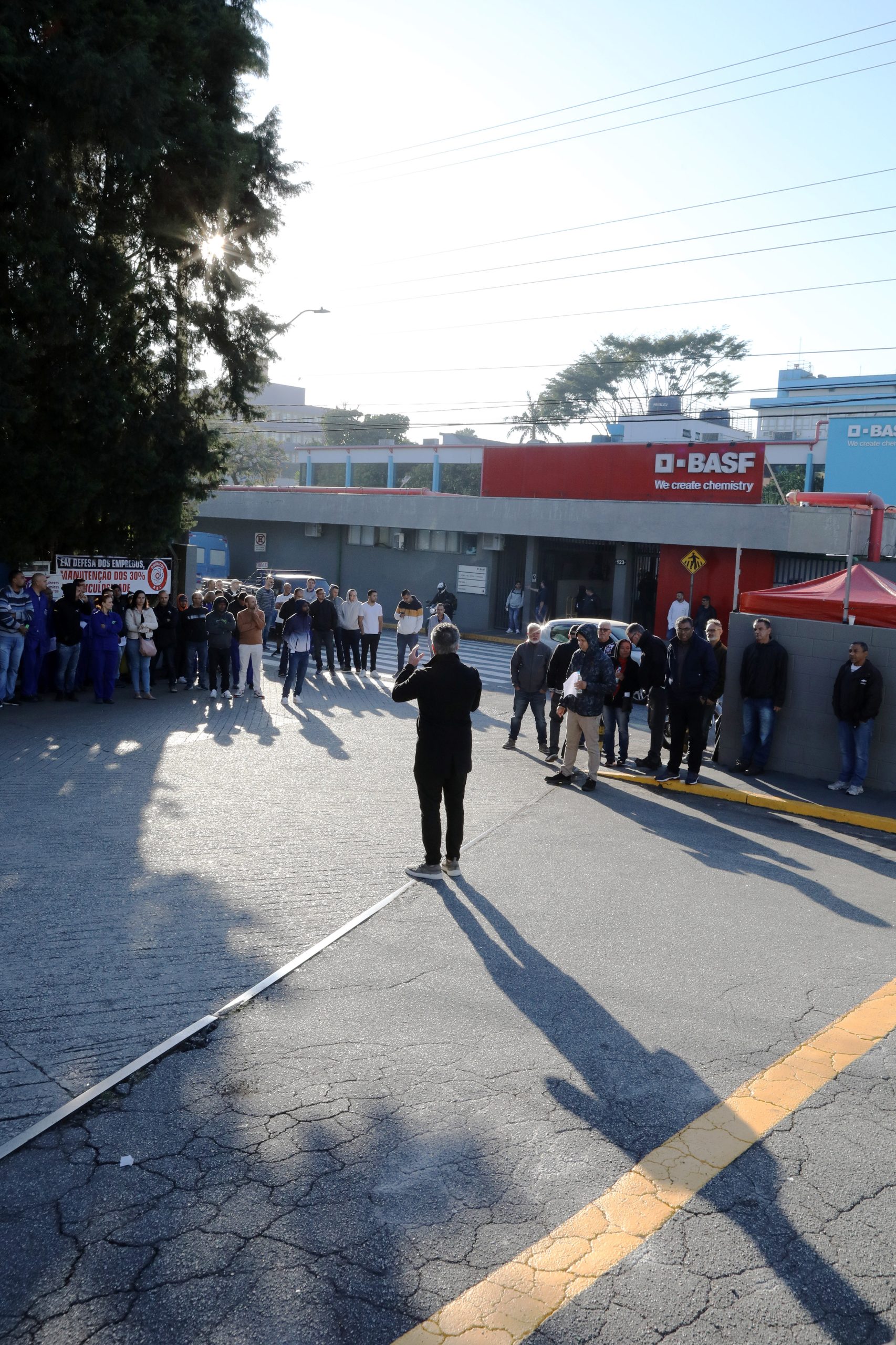 Ato de apoio à luta dos trabalhadores e trabalhadoras do Setor de Tintas Automotivas da BASF Demarchi com a participação de dirigentes internacionais da América do Sul e vários sindicatos da região, como Gráficos e Metalúrgicos, além das Federações Químicas e Metalúrgica de SP e CNQ. Fotos Dino Santos. Brasil_21_06_2024