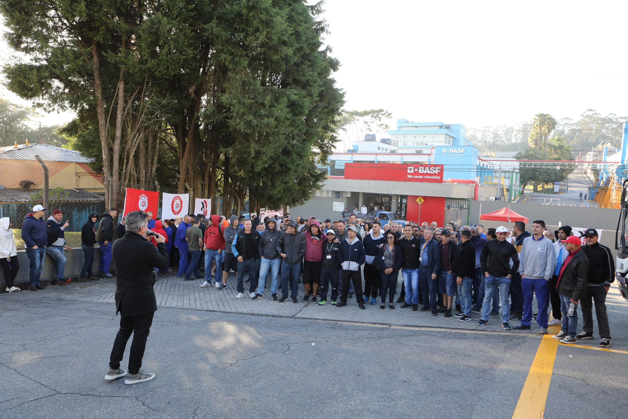 Ato de apoio à luta dos trabalhadores e trabalhadoras do Setor de Tintas Automotivas da BASF Demarchi com a participação de dirigentes internacionais da América do Sul e vários sindicatos da região, como Gráficos e Metalúrgicos, além das Federações Químicas e Metalúrgica de SP e CNQ. Fotos Dino Santos. Brasil_21_06_2024