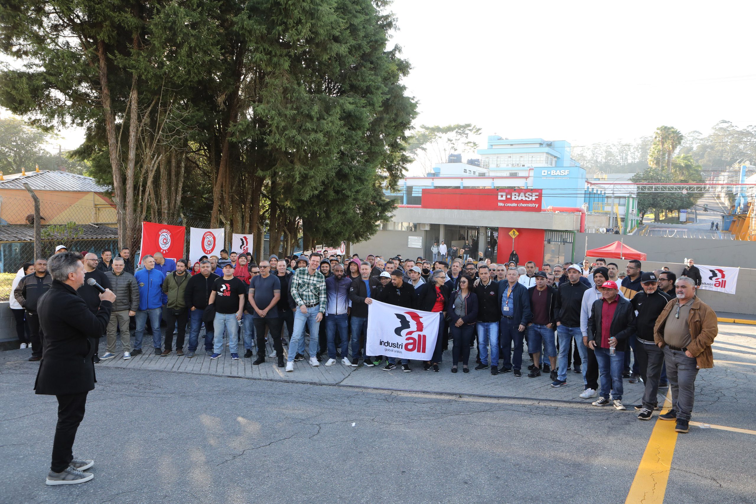 Ato de apoio à luta dos trabalhadores e trabalhadoras do Setor de Tintas Automotivas da BASF Demarchi com a participação de dirigentes internacionais da América do Sul e vários sindicatos da região, como Gráficos e Metalúrgicos, além das Federações Químicas e Metalúrgica de SP e CNQ. Fotos Dino Santos. Brasil_21_06_2024