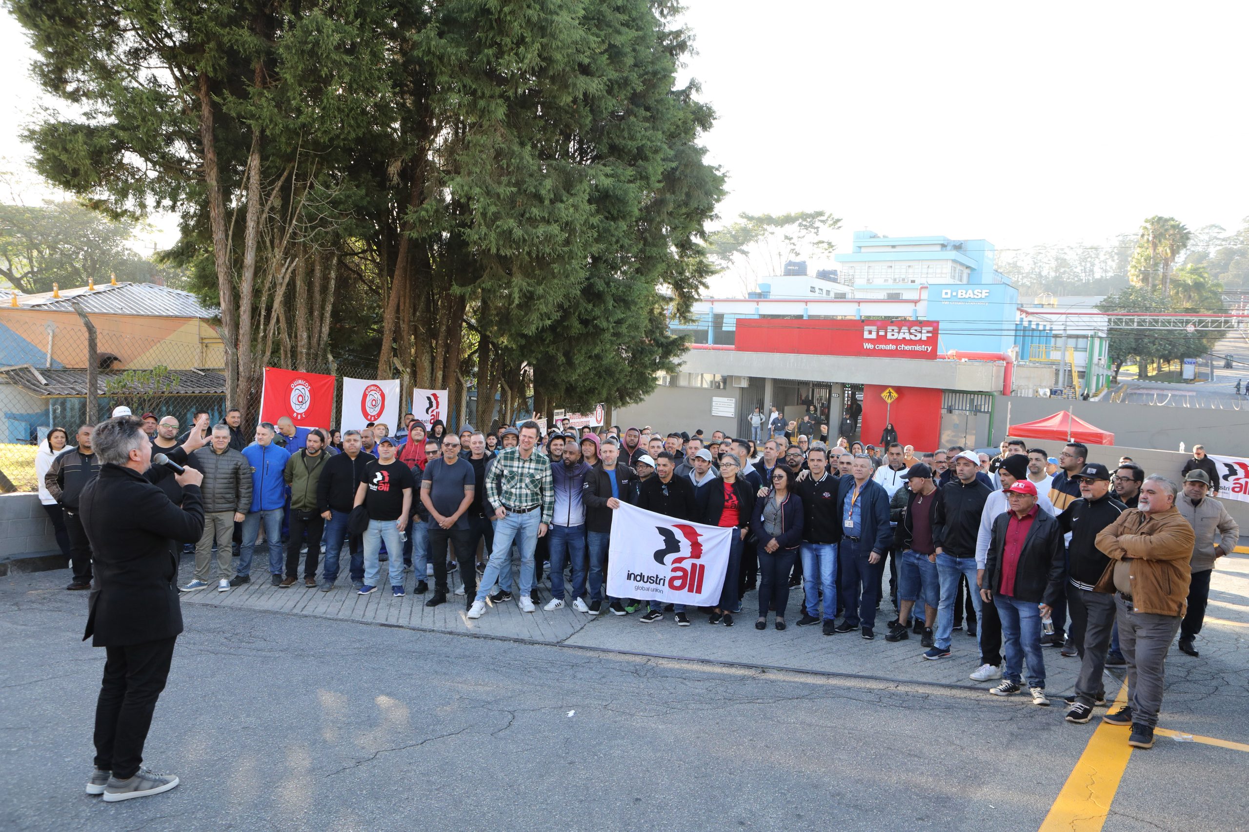 Ato de apoio à luta dos trabalhadores e trabalhadoras do Setor de Tintas Automotivas da BASF Demarchi com a participação de dirigentes internacionais da América do Sul e vários sindicatos da região, como Gráficos e Metalúrgicos, além das Federações Químicas e Metalúrgica de SP e CNQ. Fotos Dino Santos. Brasil_21_06_2024