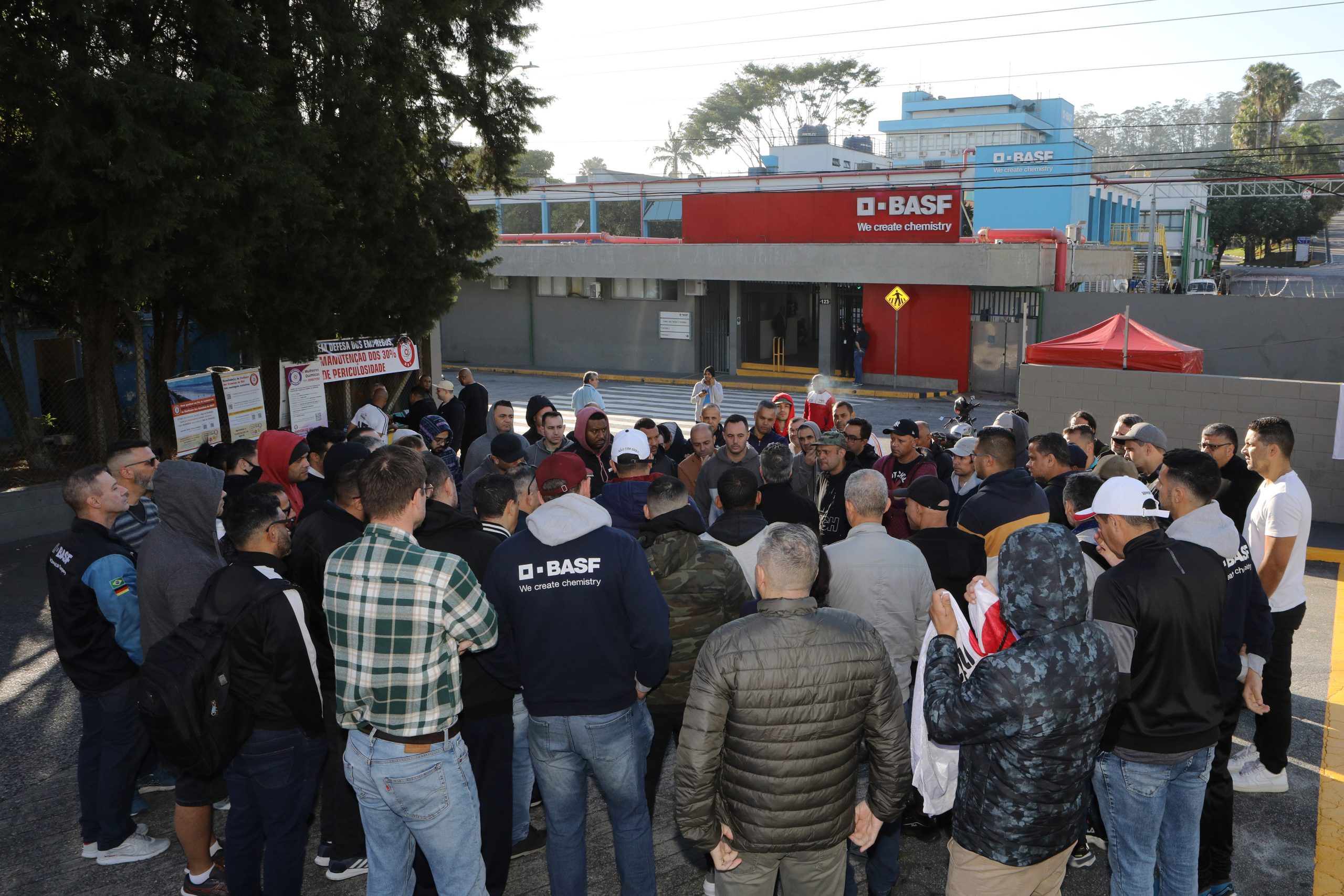 Ato de apoio à luta dos trabalhadores e trabalhadoras do Setor de Tintas Automotivas da BASF Demarchi com a participação de dirigentes internacionais da América do Sul e vários sindicatos da região, como Gráficos e Metalúrgicos, além das Federações Químicas e Metalúrgica de SP e CNQ. Fotos Dino Santos. Brasil_21_06_2024