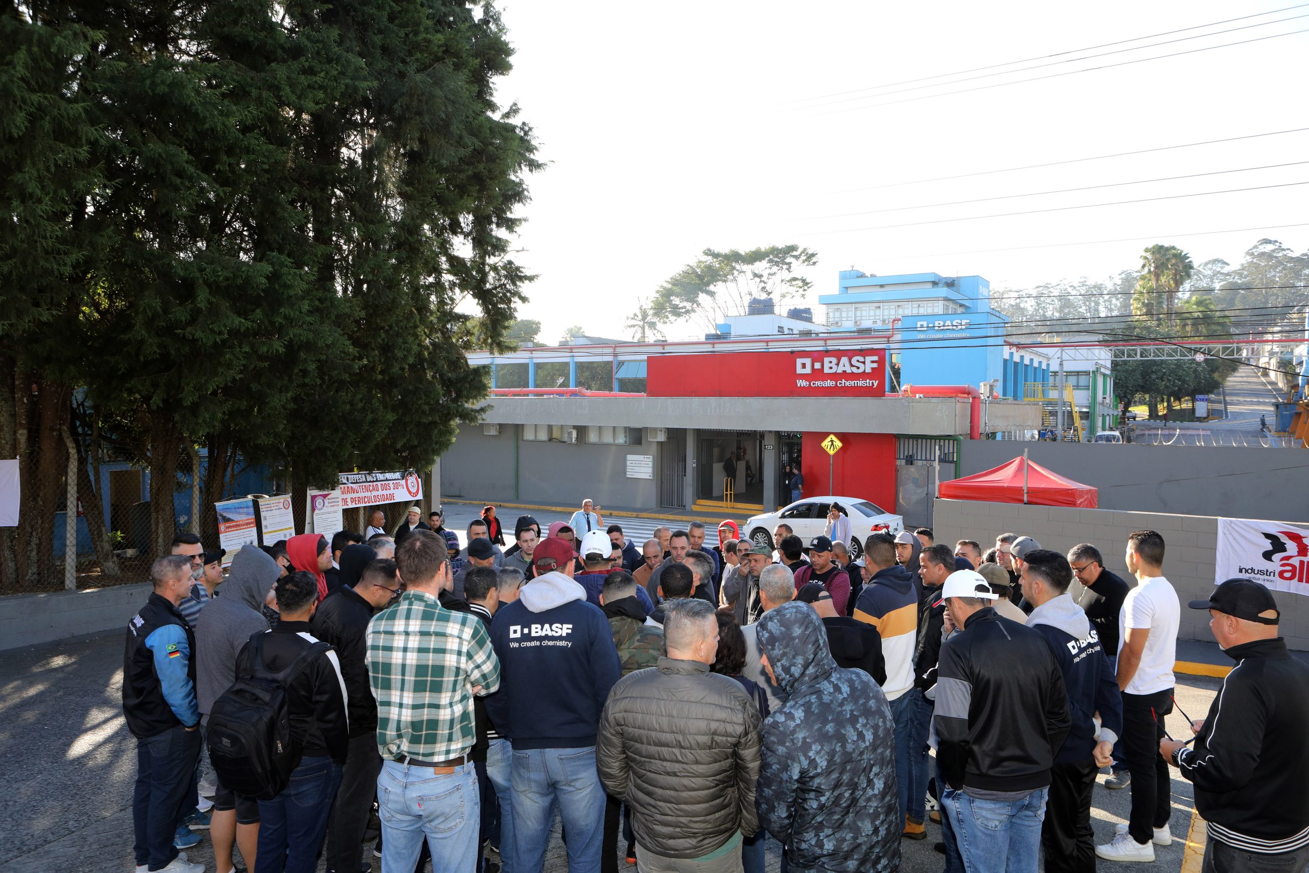 Ato de apoio à luta dos trabalhadores e trabalhadoras do Setor de Tintas Automotivas da BASF Demarchi com a participação de dirigentes internacionais da América do Sul e vários sindicatos da região, como Gráficos e Metalúrgicos, além das Federações Químicas e Metalúrgica de SP e CNQ. Fotos Dino Santos. Brasil_21_06_2024