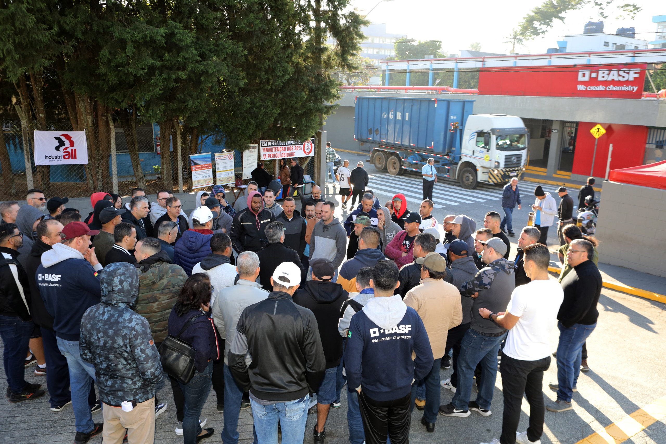 Ato de apoio à luta dos trabalhadores e trabalhadoras do Setor de Tintas Automotivas da BASF Demarchi com a participação de dirigentes internacionais da América do Sul e vários sindicatos da região, como Gráficos e Metalúrgicos, além das Federações Químicas e Metalúrgica de SP e CNQ. Fotos Dino Santos. Brasil_21_06_2024