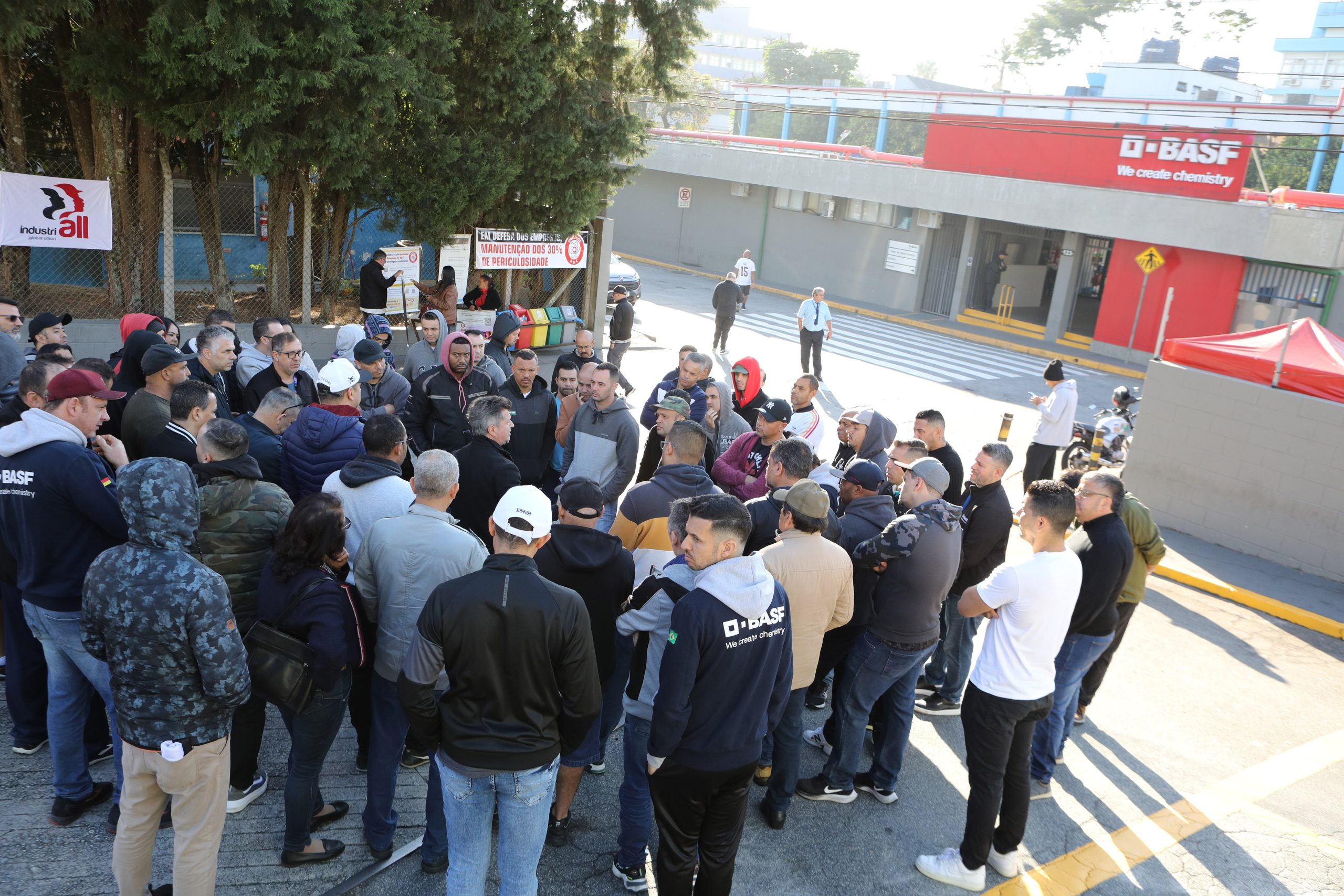 Ato de apoio à luta dos trabalhadores e trabalhadoras do Setor de Tintas Automotivas da BASF Demarchi com a participação de dirigentes internacionais da América do Sul e vários sindicatos da região, como Gráficos e Metalúrgicos, além das Federações Químicas e Metalúrgica de SP e CNQ. Fotos Dino Santos. Brasil_21_06_2024