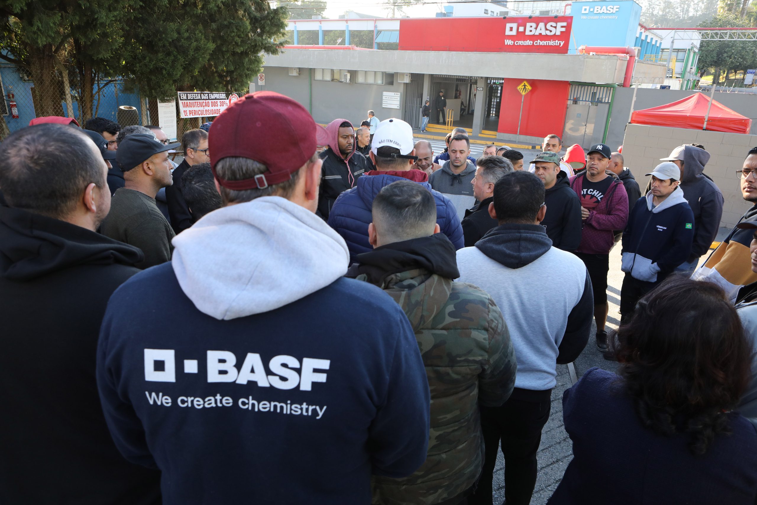 Ato de apoio à luta dos trabalhadores e trabalhadoras do Setor de Tintas Automotivas da BASF Demarchi com a participação de dirigentes internacionais da América do Sul e vários sindicatos da região, como Gráficos e Metalúrgicos, além das Federações Químicas e Metalúrgica de SP e CNQ. Fotos Dino Santos. Brasil_21_06_2024