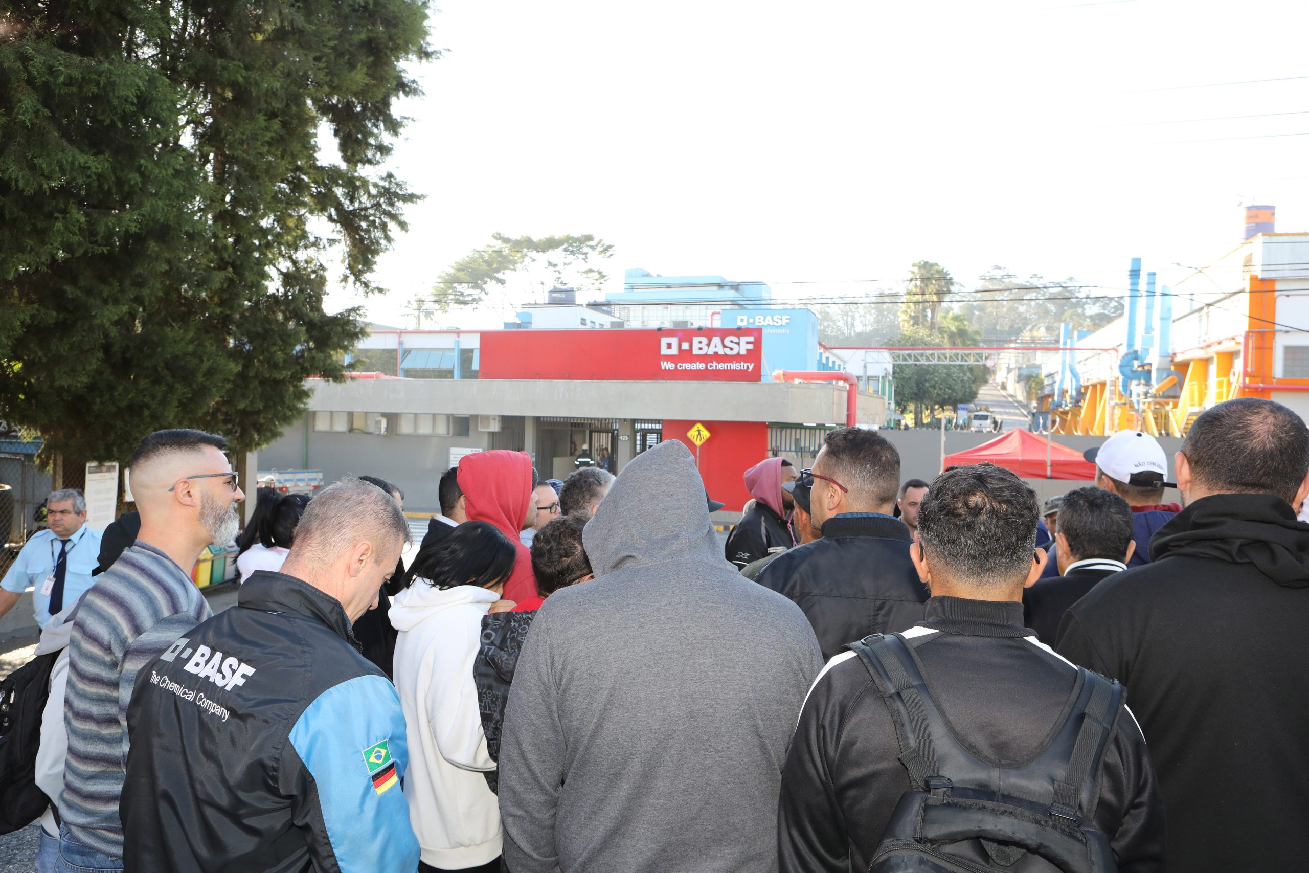 Ato de apoio à luta dos trabalhadores e trabalhadoras do Setor de Tintas Automotivas da BASF Demarchi com a participação de dirigentes internacionais da América do Sul e vários sindicatos da região, como Gráficos e Metalúrgicos, além das Federações Químicas e Metalúrgica de SP e CNQ. Fotos Dino Santos. Brasil_21_06_2024