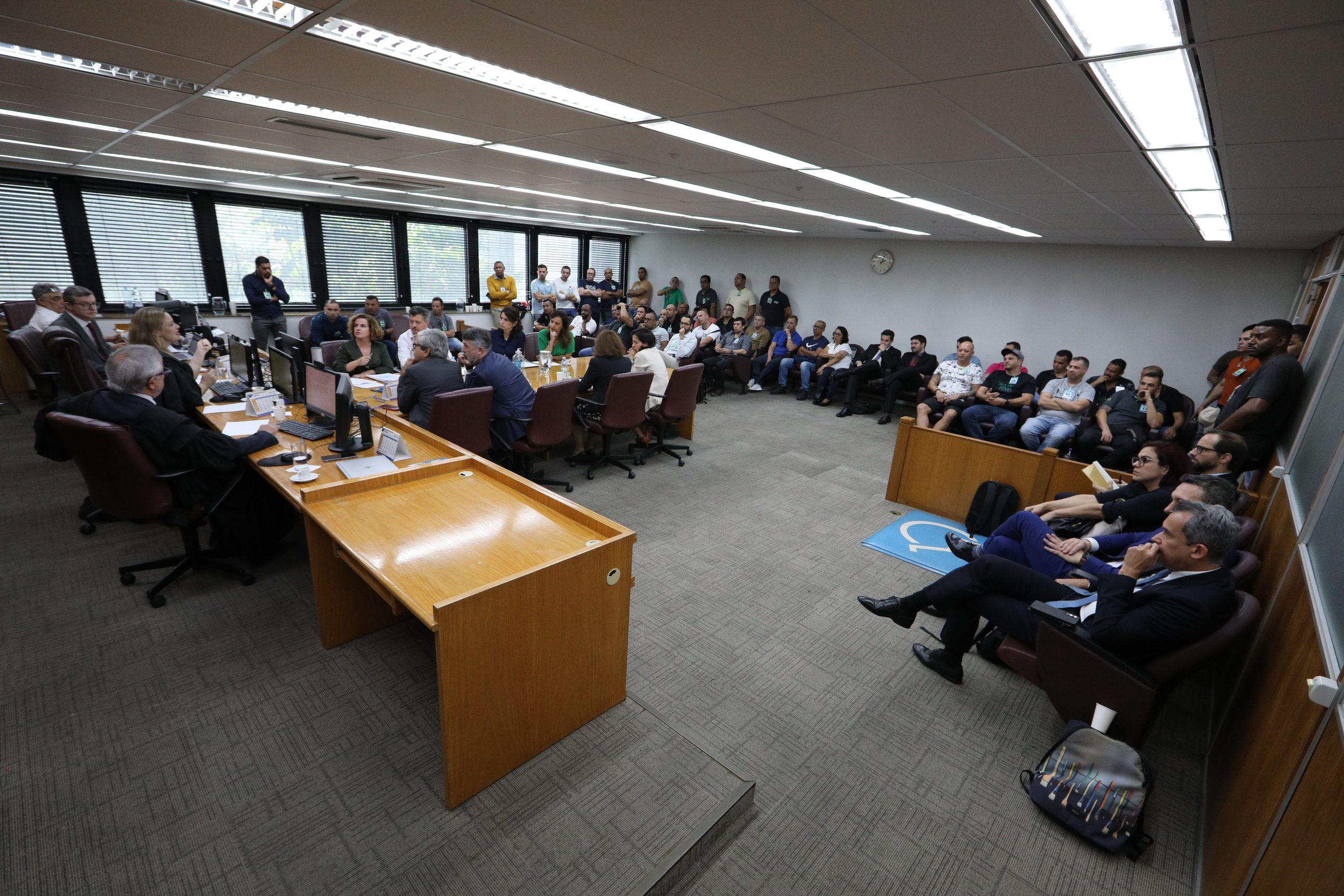 Audiência no Tribunal Regional do Trabalho (TRT ) sobre a greve dos trabalhadores do setor de tintas automotiva. Fotos Dino Santos.