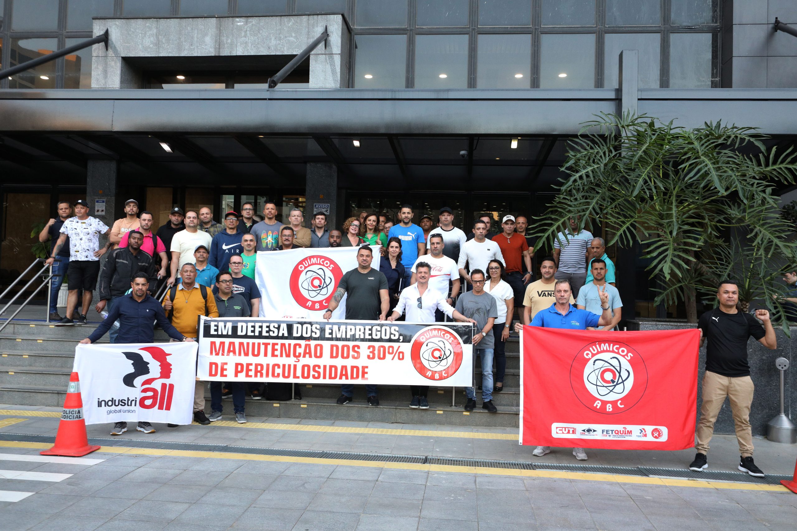 Audiência no Tribunal Regional do Trabalho (TRT ) sobre a greve dos trabalhadores do setor de tintas automotiva. Fotos Dino Santos.