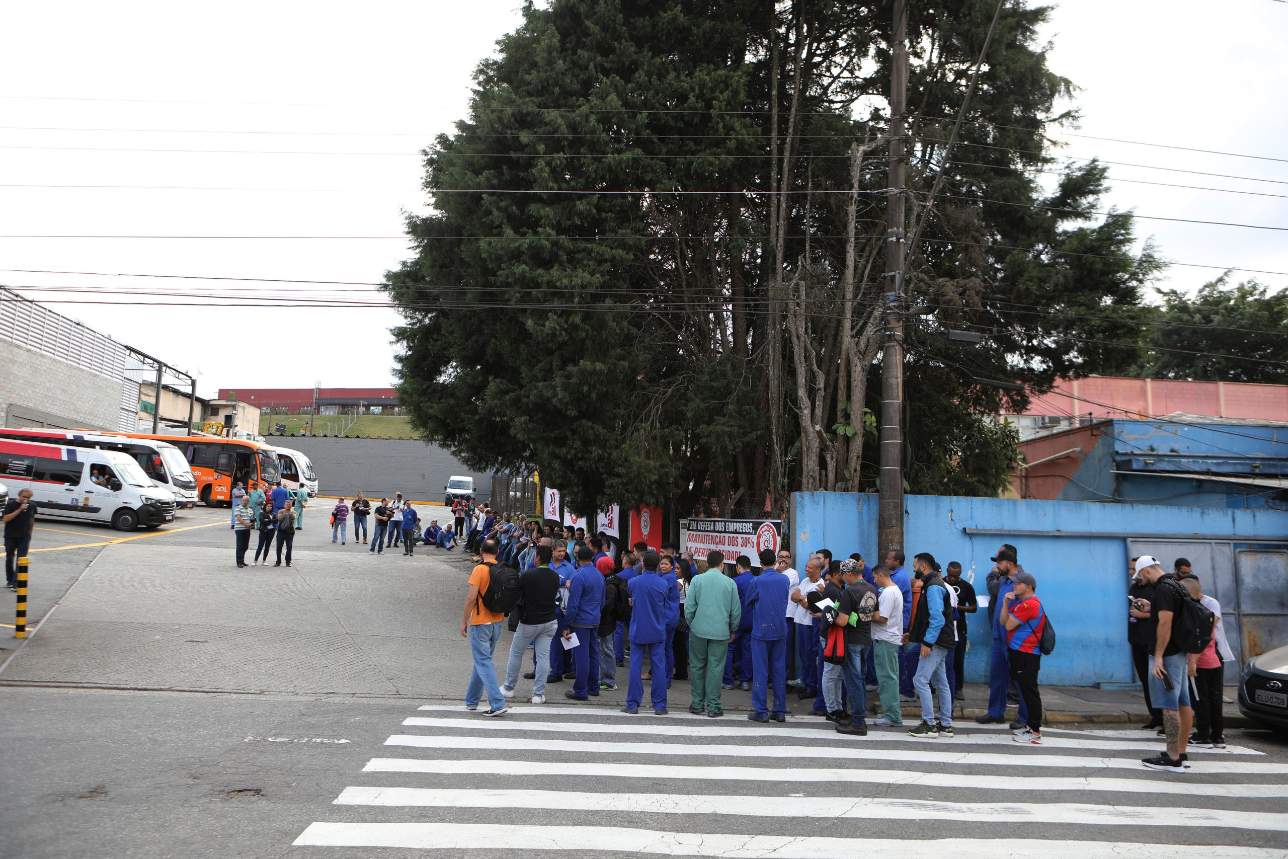 Assembleia para esclarecer os trabalhadores sobre a audiência no TRT sobre a greve. Fotos Dino Santos. Brasil_28_06_2024.