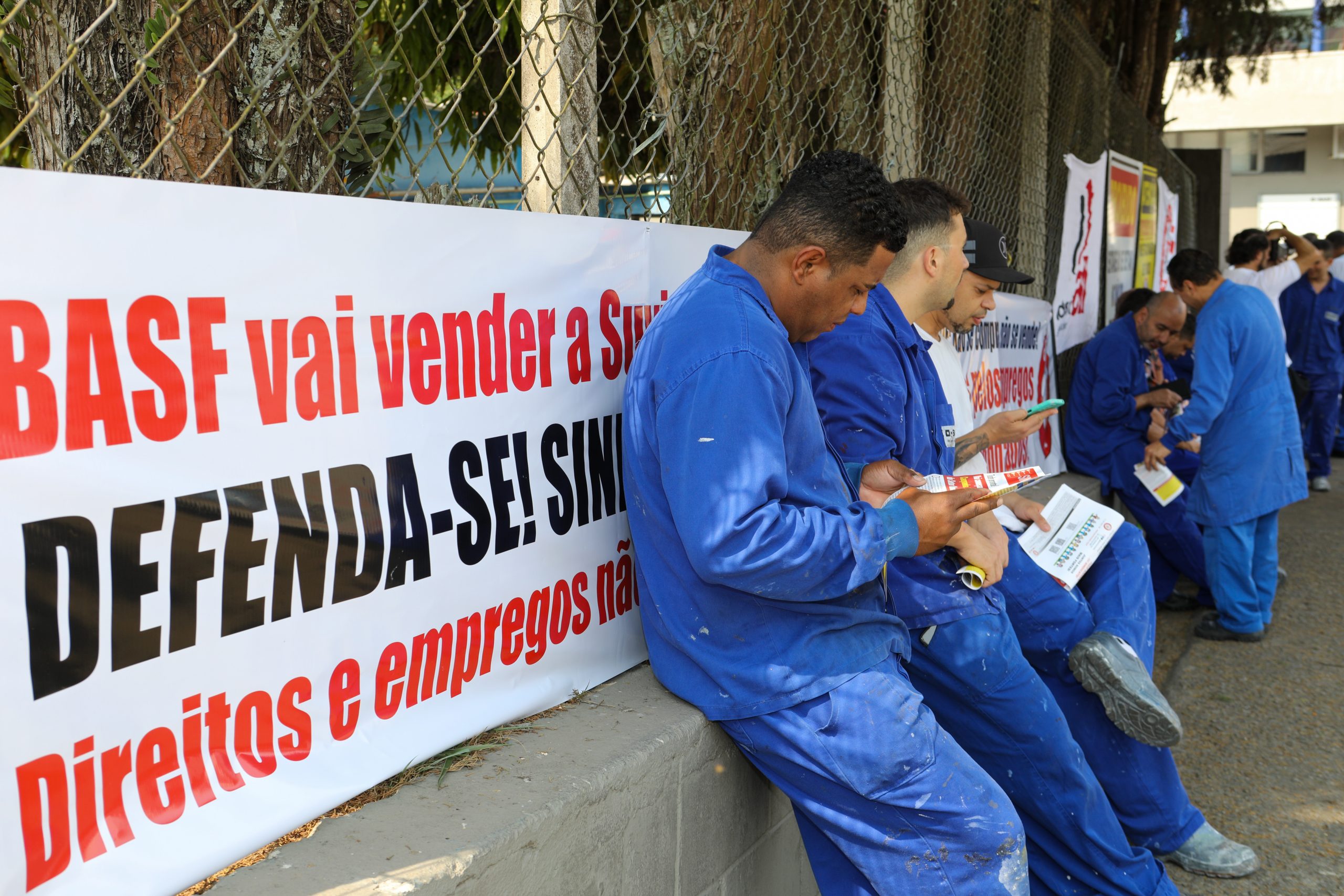 Assembleia para esclarecer o anúncio da venda da unidade de tintas SUVINIL/GLASU de São Bernardo do Campo - SP. Fotos dino Santos. Brasil_01_10_2024.