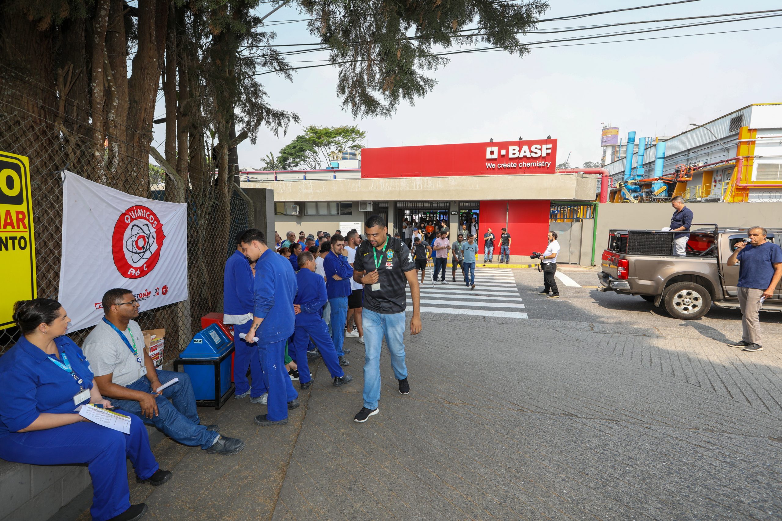 Assembleia para esclarecer o anúncio da venda da unidade de tintas SUVINIL/GLASU de São Bernardo do Campo - SP. Fotos dino Santos. Brasil_01_10_2024.