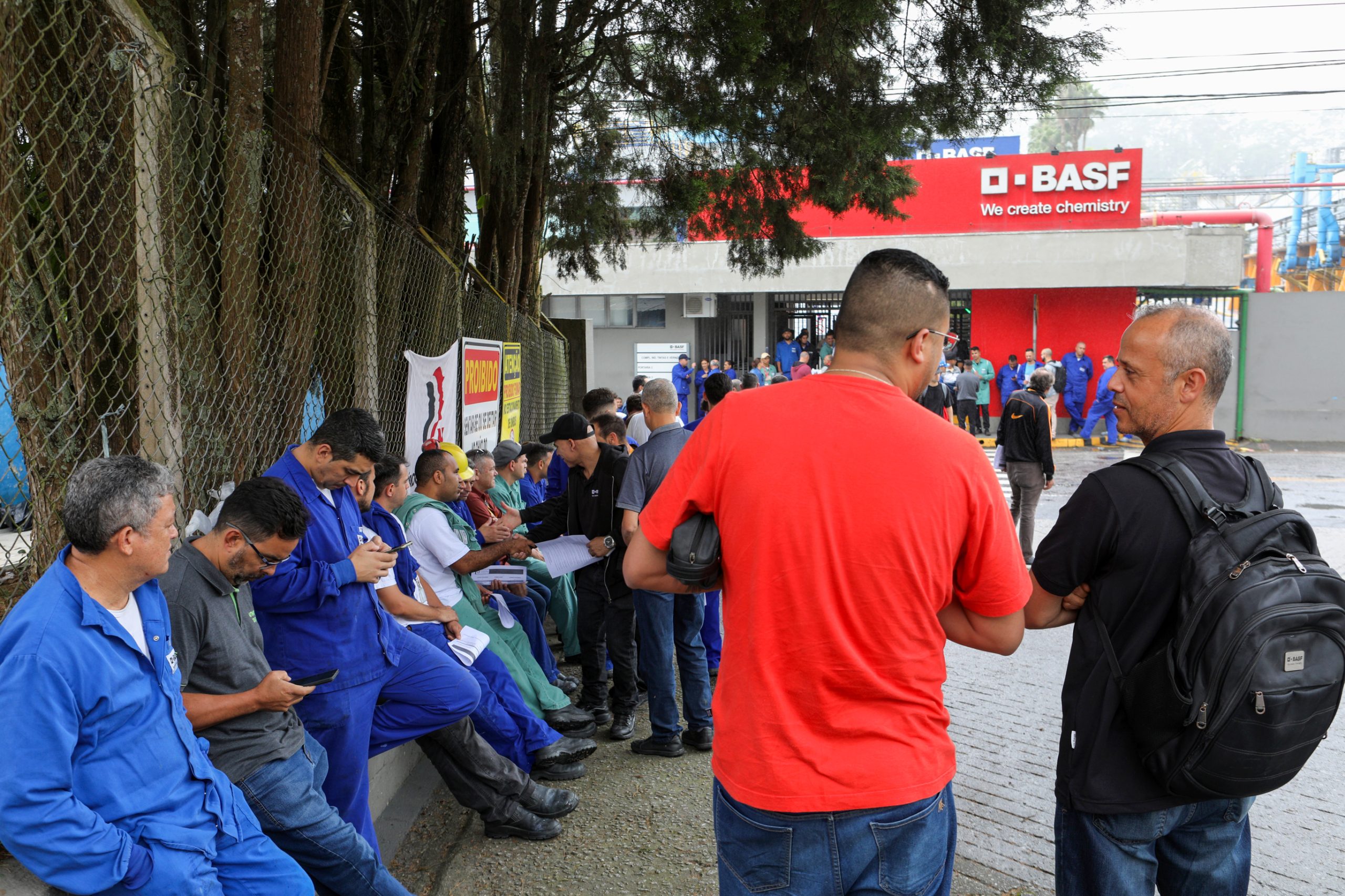 BASF - Assembleia com os trabalhadores para decidir o acordo único de jornada de trabalho. Rua Ângelo Demarchi, 123 - Demarchi, São Bernardo do Campo - SP. Fotos Dino Santos. Brasil_21_11_2024.