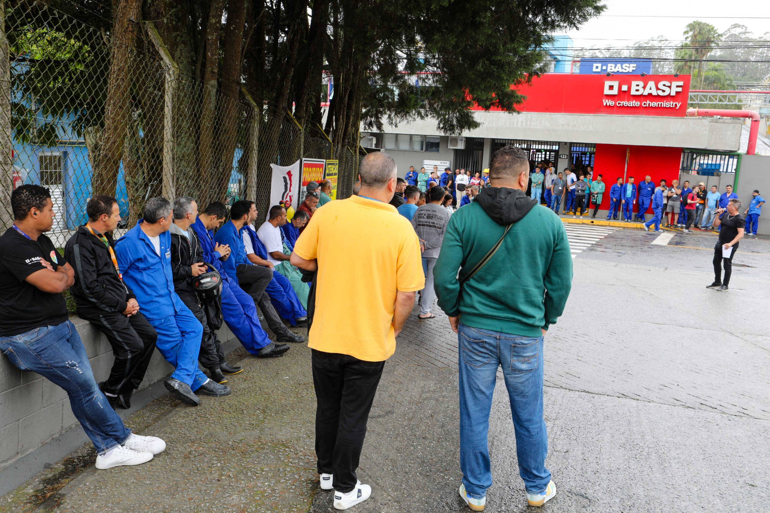 BASF - Assembleia com os trabalhadores para decidir o acordo único de jornada de trabalho. Rua Ângelo Demarchi, 123 - Demarchi, São Bernardo do Campo - SP. Fotos Dino Santos. Brasil_21_11_2024.