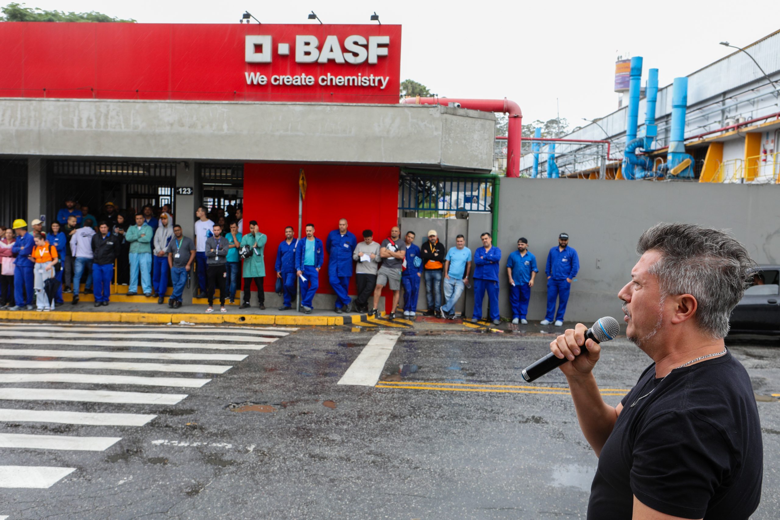 BASF - Assembleia com os trabalhadores para decidir o acordo único de jornada de trabalho. Rua Ângelo Demarchi, 123 - Demarchi, São Bernardo do Campo - SP. Fotos Dino Santos. Brasil_21_11_2024.