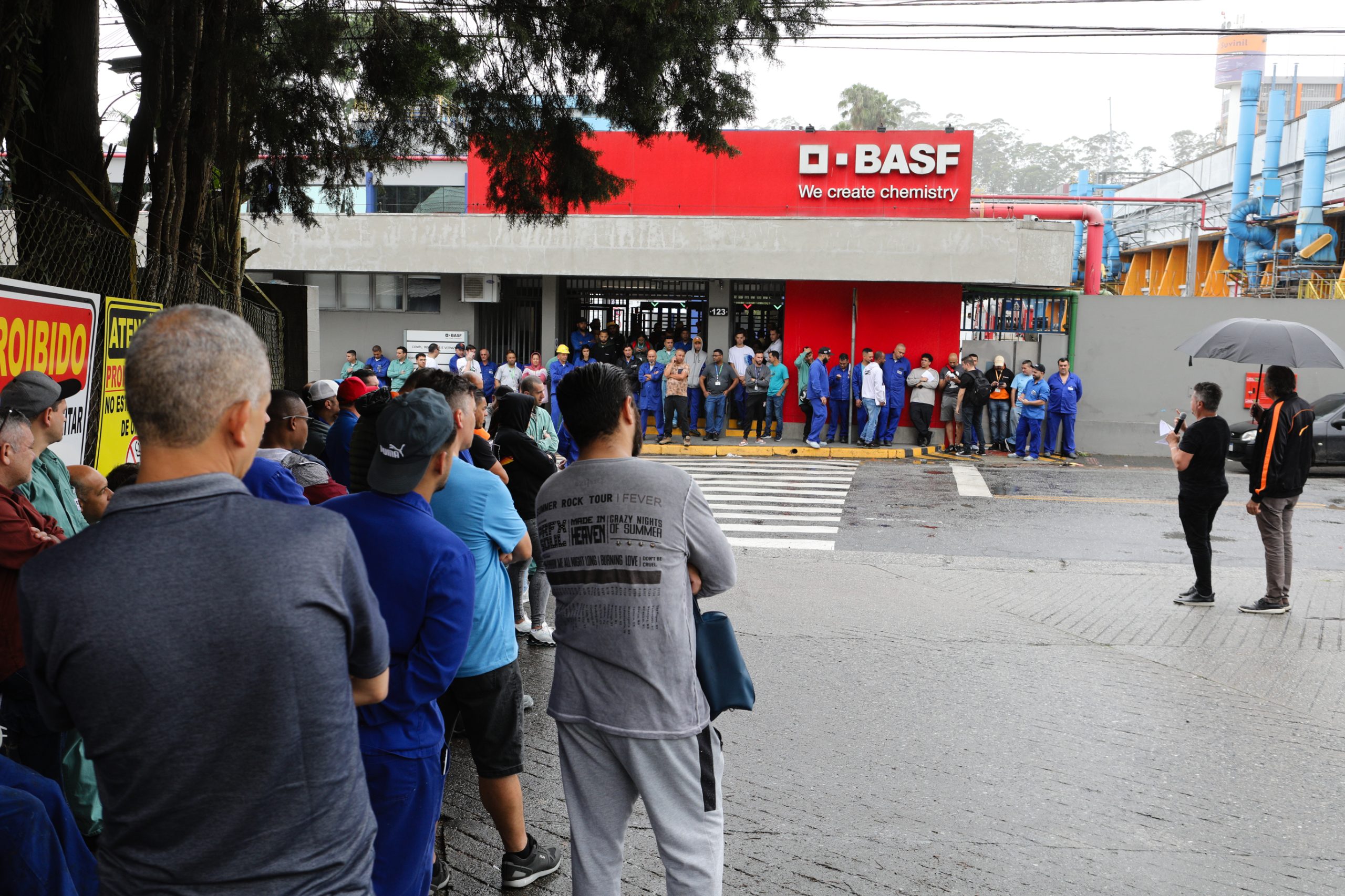 BASF - Assembleia com os trabalhadores para decidir o acordo único de jornada de trabalho. Rua Ângelo Demarchi, 123 - Demarchi, São Bernardo do Campo - SP. Fotos Dino Santos. Brasil_21_11_2024.