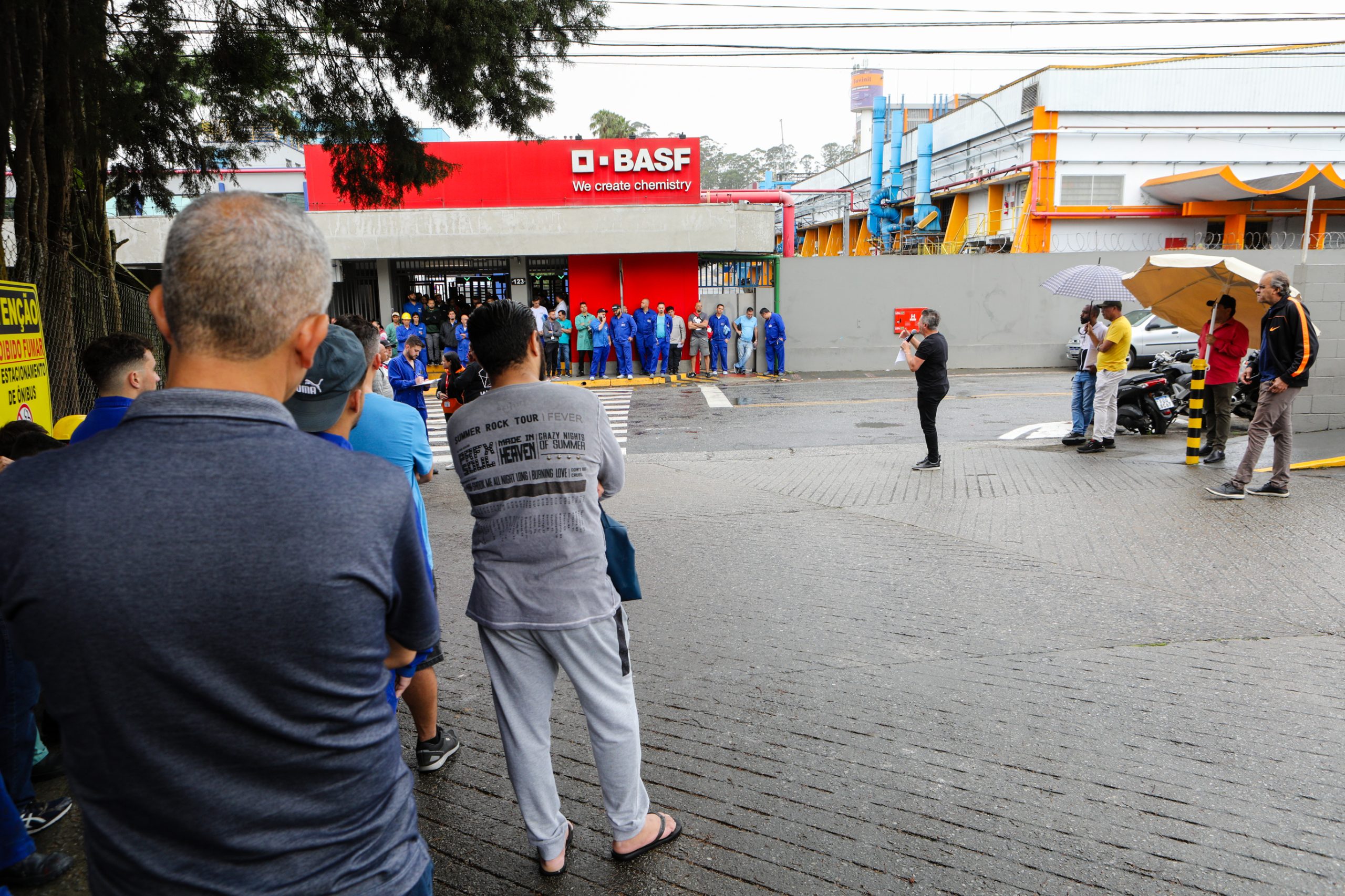 BASF - Assembleia com os trabalhadores para decidir o acordo único de jornada de trabalho. Rua Ângelo Demarchi, 123 - Demarchi, São Bernardo do Campo - SP. Fotos Dino Santos. Brasil_21_11_2024.