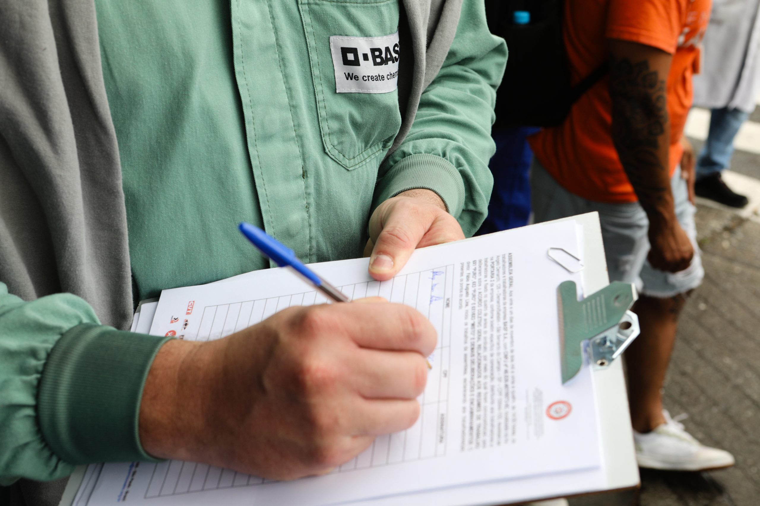 BASF - Assembleia com os trabalhadores para decidir o acordo único de jornada de trabalho. Rua Ângelo Demarchi, 123 - Demarchi, São Bernardo do Campo - SP. Fotos Dino Santos. Brasil_21_11_2024.